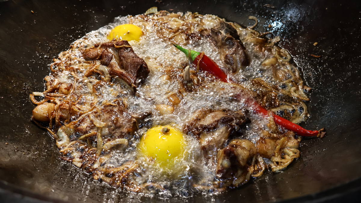 在锅中烹饪抓饭