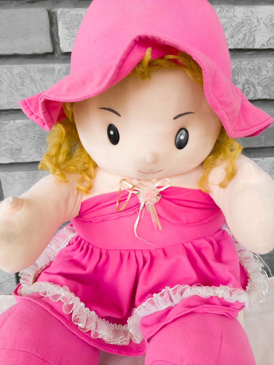 可爱的桃娃娃形象：天真、活泼、充满童趣