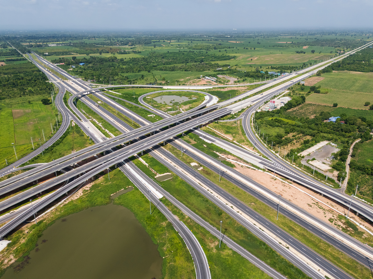 中国高速公路发展成就：从2.5万公里到10万公里