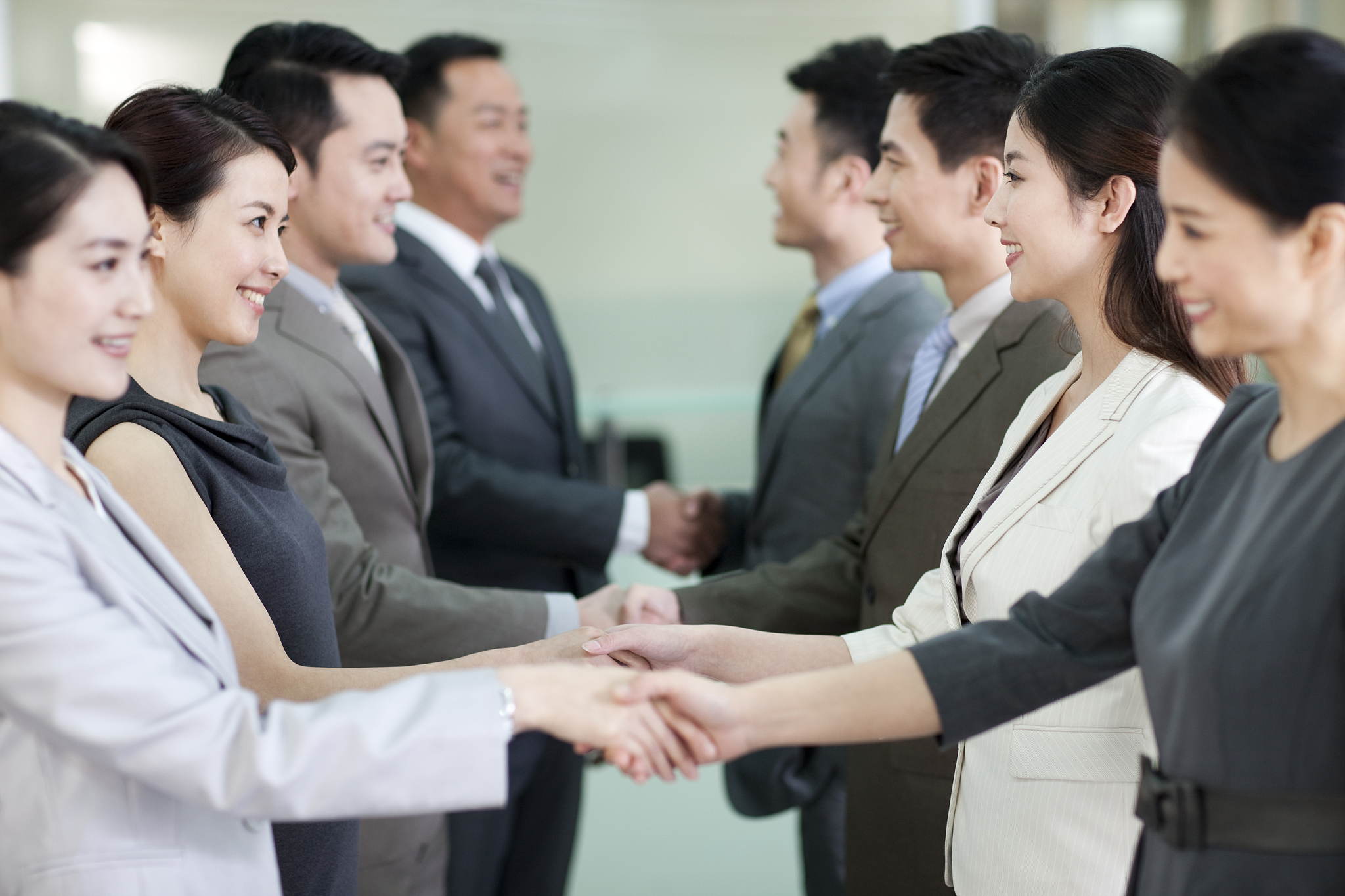 观看完握手礼仪、仪表礼仪、举止礼仪视频资料后的感想具体可以写这个礼仪的动 作要领、如何做到标准、如何学以致用、礼仪的重要性、怎么 带动身边人等等写