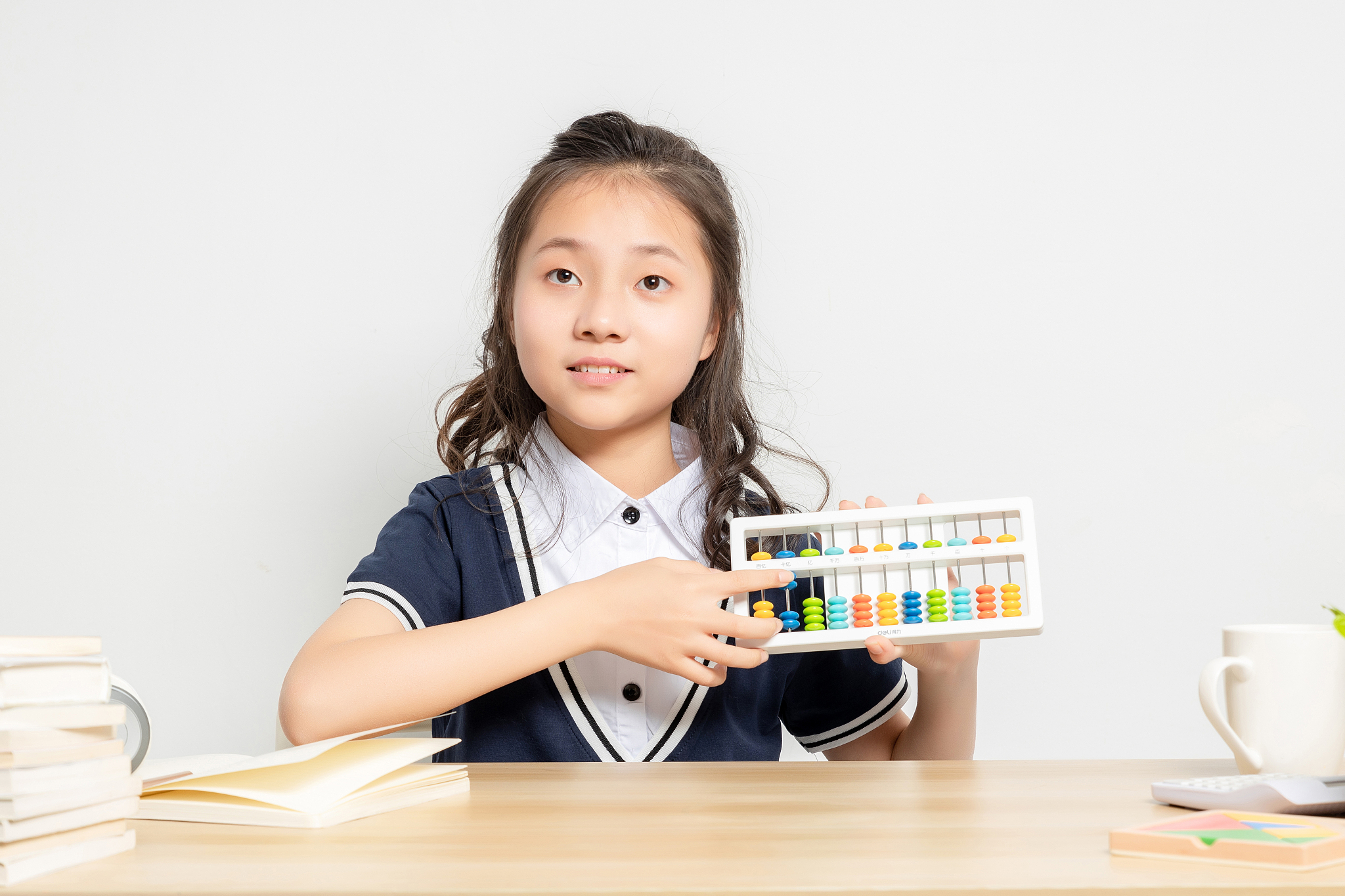 可爱小学女生分享日常生活：数学、动画片、做点心、小猫咪