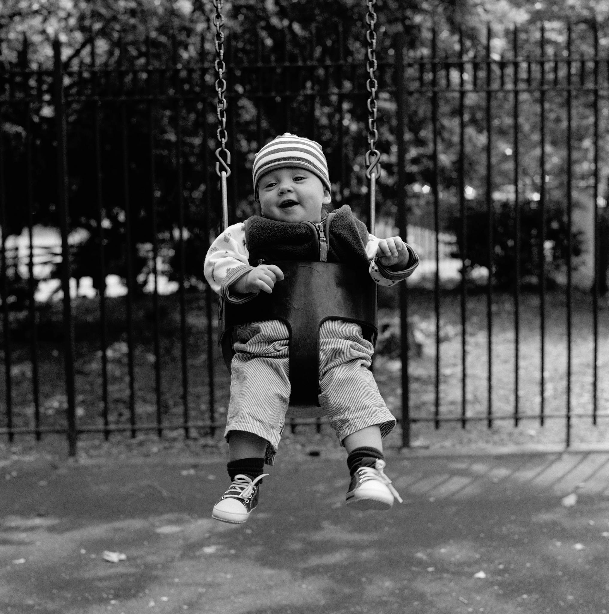 黑色高级皮革秋千：奢华体验，精致工艺