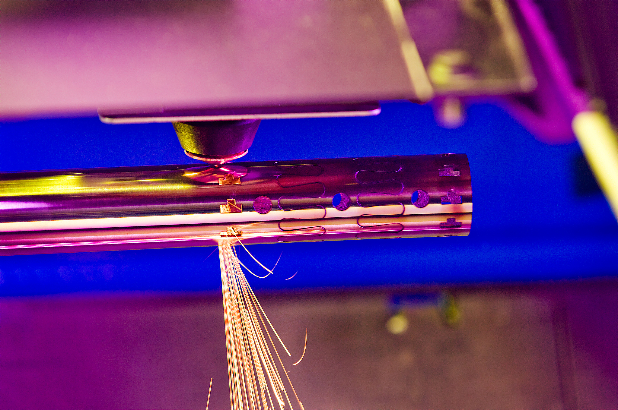 激光谐振腔长度如何影响其紧凑性？