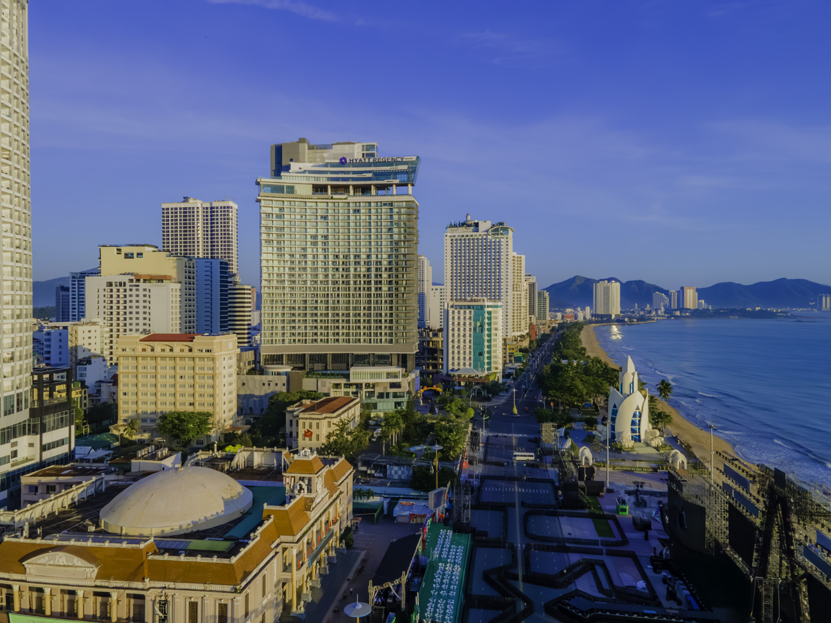 黎明时分的海岸小镇