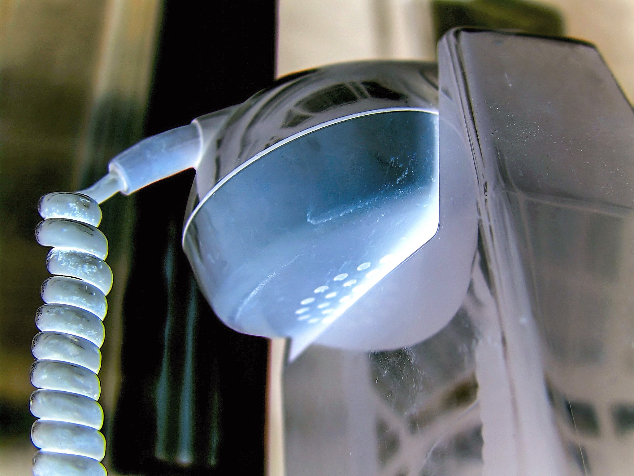 吹风筒吹玻璃内侧膜为什么没有影响回答+拓展