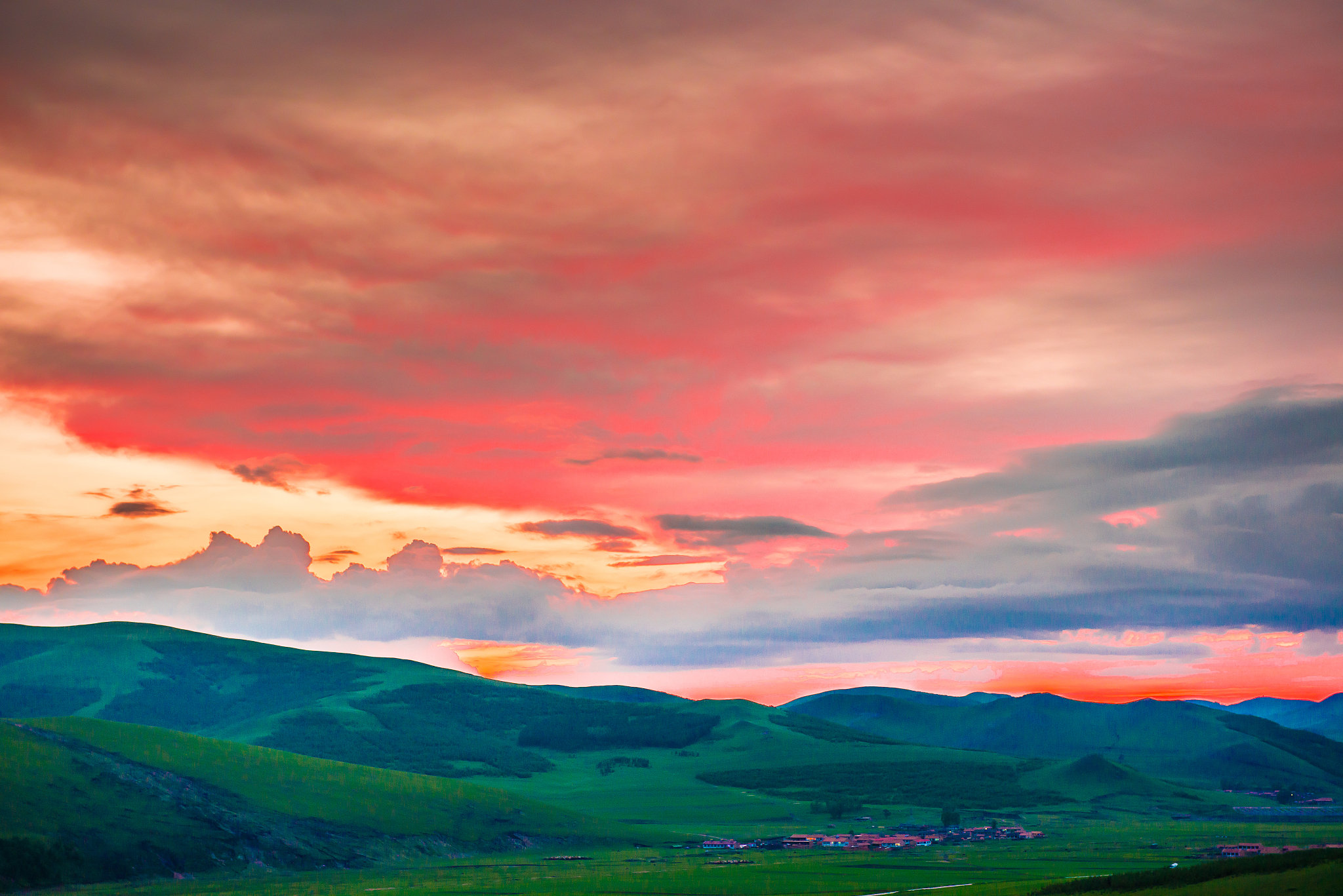 请描写一段晚霞夕阳的画面