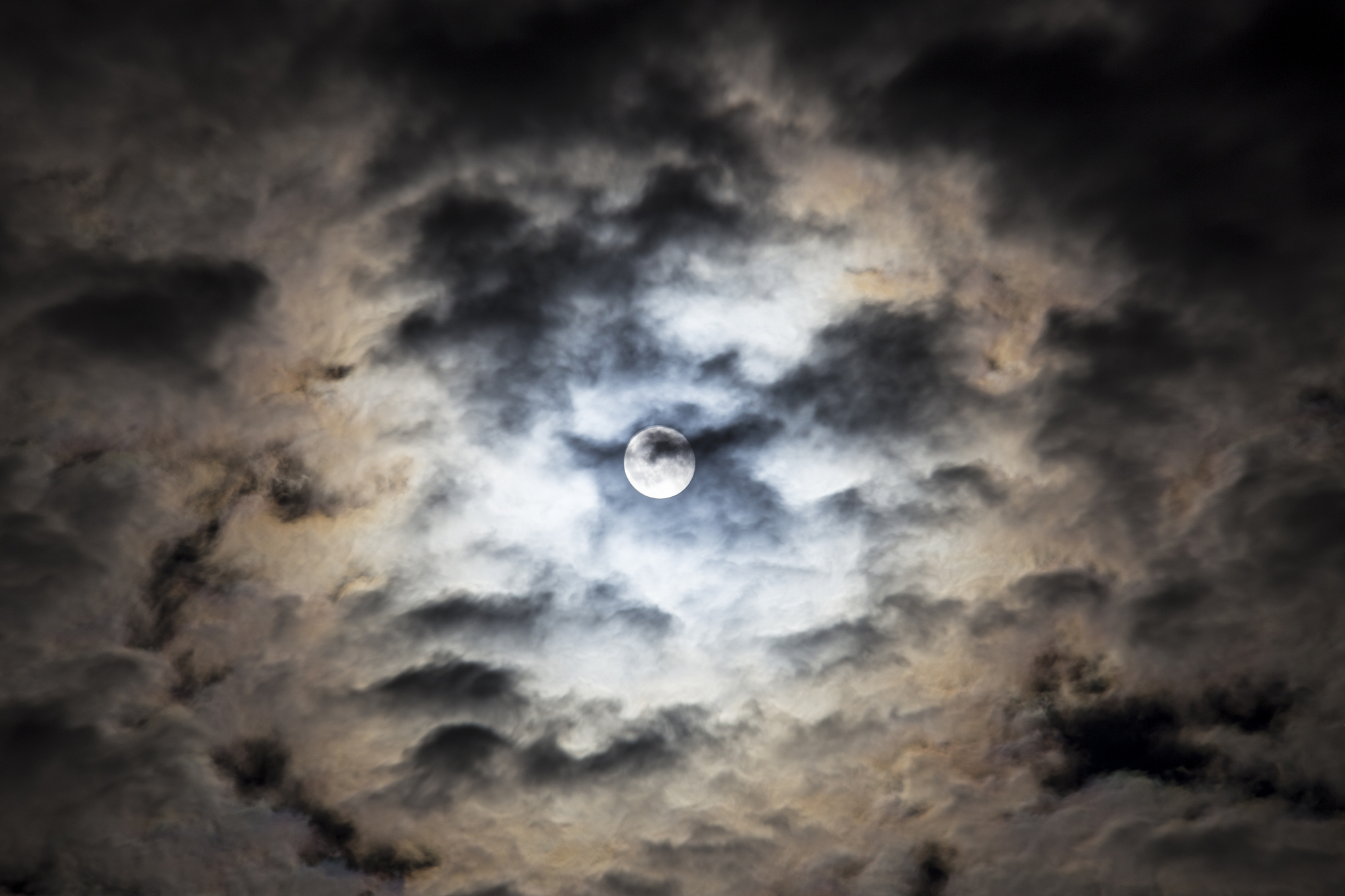 luna splendente tra le nubi