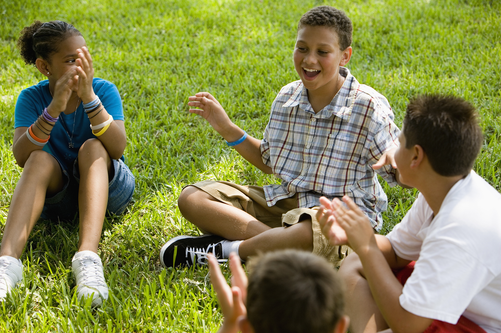 她手捧花束在车站等着：一段真挚友谊的暖心故事