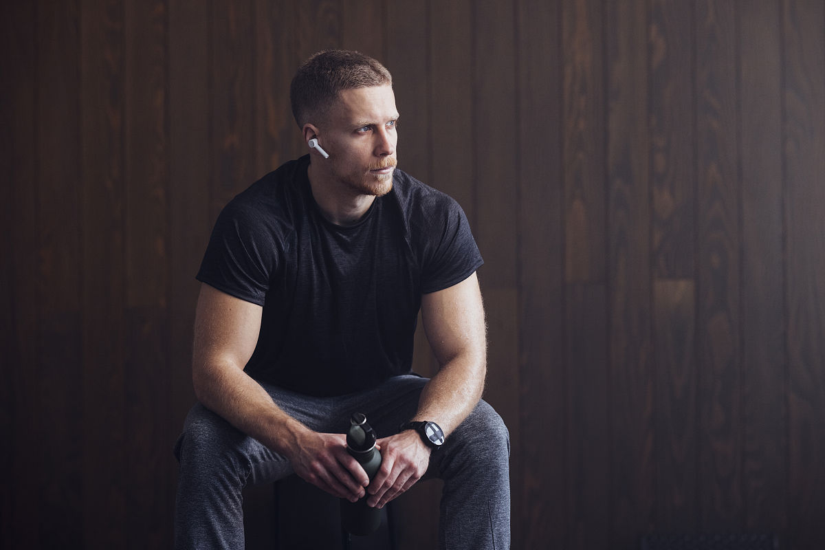 尿酸高怎么降下来以下是一些降低尿酸的方法：1 控制饮食：减少高嘌呤食物的摄入如肉类、海鲜、豆类、酒类等。2 增加水分摄入：多喝水可以促进尿酸排出建议每天饮水量在2-3升。3 适量运动：适当的运动可以促进新陈代谢加速尿酸的排出。4 避免过度劳累：过度疲劳会导致尿酸升高所以要注意休息。5 药物治疗：如果以上方法无法控制尿酸水平可以考虑使用药物治疗如利尿剂、降尿酸药等。请注意以上方法仅供参考具体治疗方案