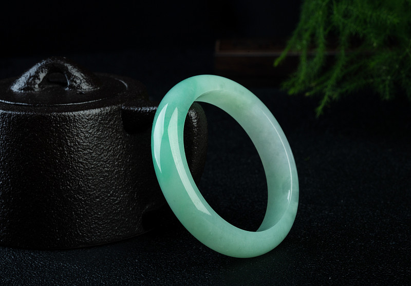 天然翡翠手镯 - 真材实料，精雕细琢，舒适佩戴，售后无忧