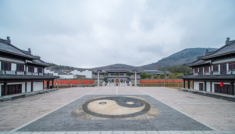 一方仙山，三柱清香：祈愿与解脱的诗意表达