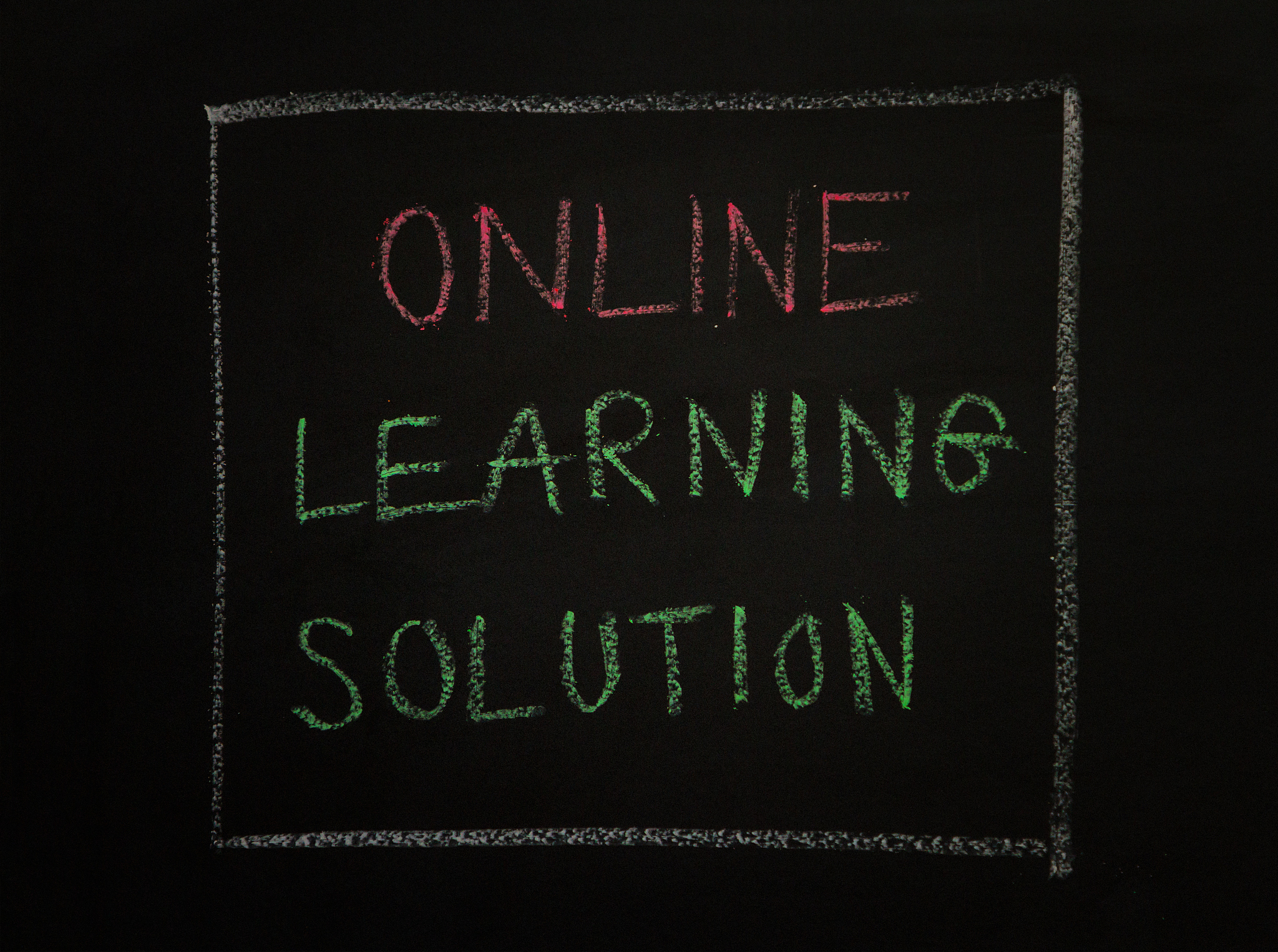 翻译并使用括号内的词：我发现量入为出地过日子越来越难了。increasingly