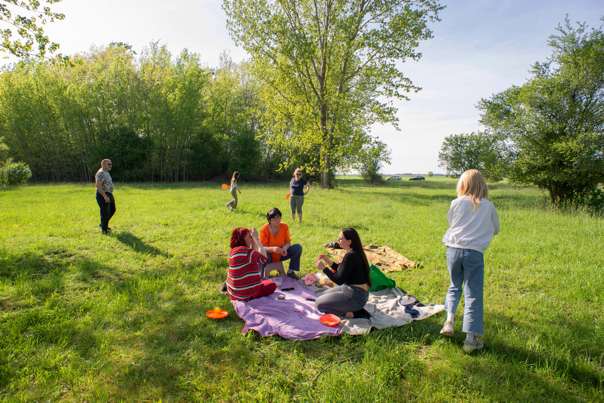 退休后我最担心的一件事就是没有足够的事情可做。希望到那时我能有个女朋友陪在一起那会很有帮助的。要怎么好一点的回复他 给他一下建议