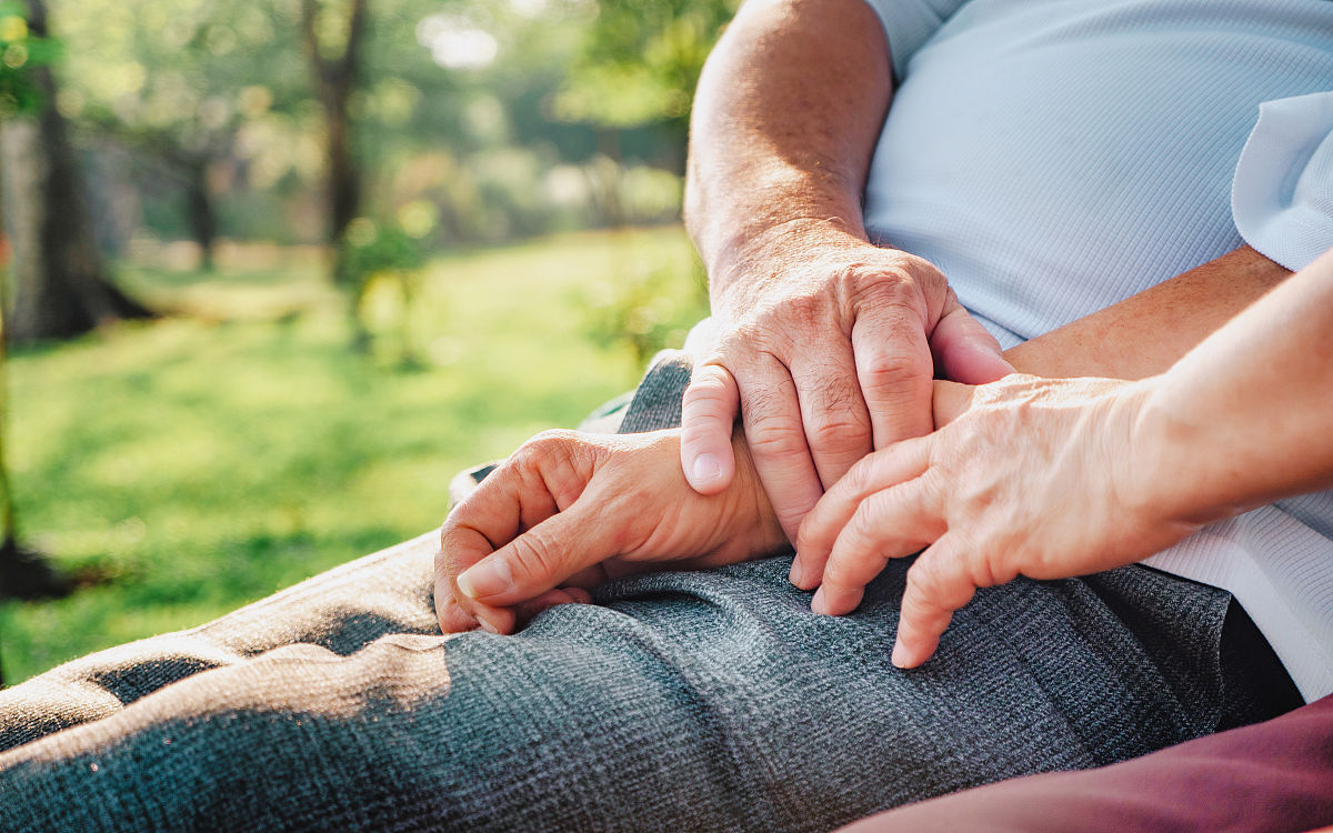 老人洗碗突然感觉脚下有东西在动