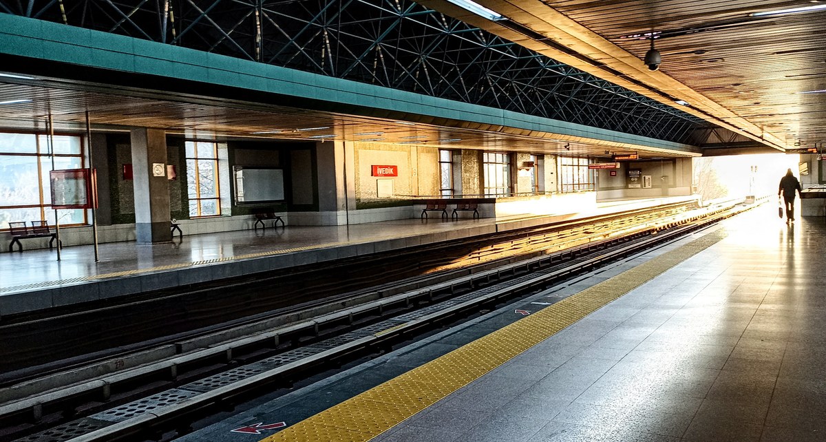 济南西站东广场商铺：复兴号高铁头改造，户外地板打造舒适空间