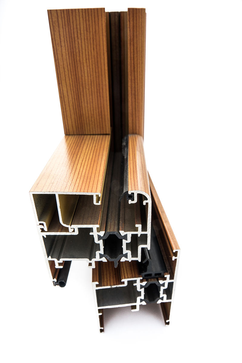 有一个YouTube视频内容是展示装饰线条的氧化前准备把铝型材挂起来请帮忙写一个有创意的说明