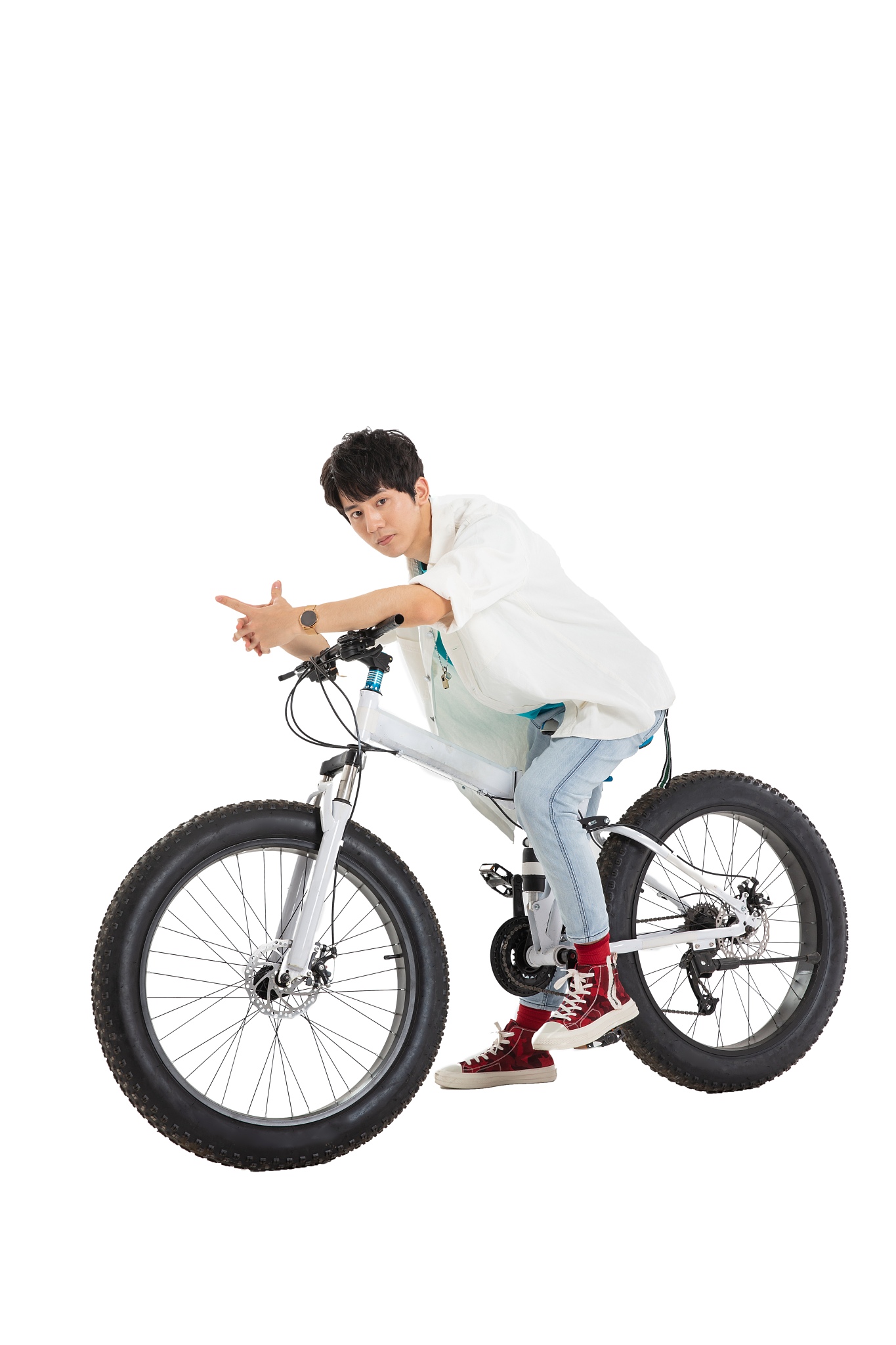骑着山地车的年轻男生