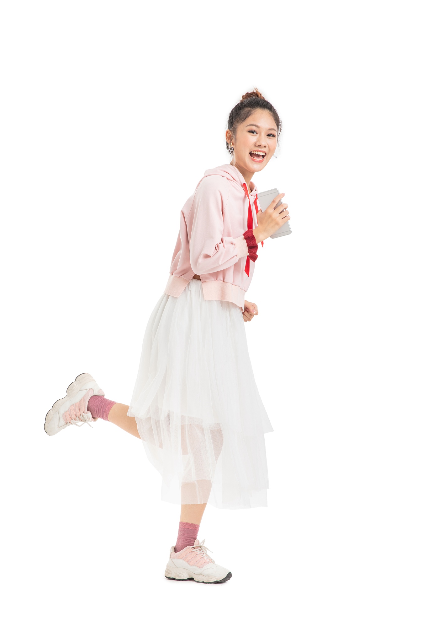 奔跑跳跃的年轻女生
