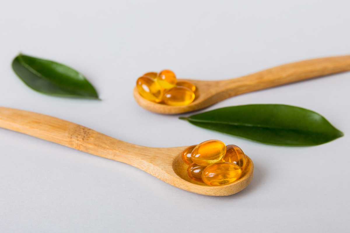 帮我写一个关于柠檬精油的文案内容主要分为三个部分第一个部分为自我介绍第二部分为柠檬精油的成分其中成分主要为柠檬烯60-70β-蒎烯10-20松油烯0-10第三个部分为精油的功效主要功效为强健免疫系统帮助身体净化排毒提振精神抗氧化促进血液循环、降血压、降低LDL第三部分要拿出相关的论文或者学术证据来论证并说出具体出处到哪一期哪一页