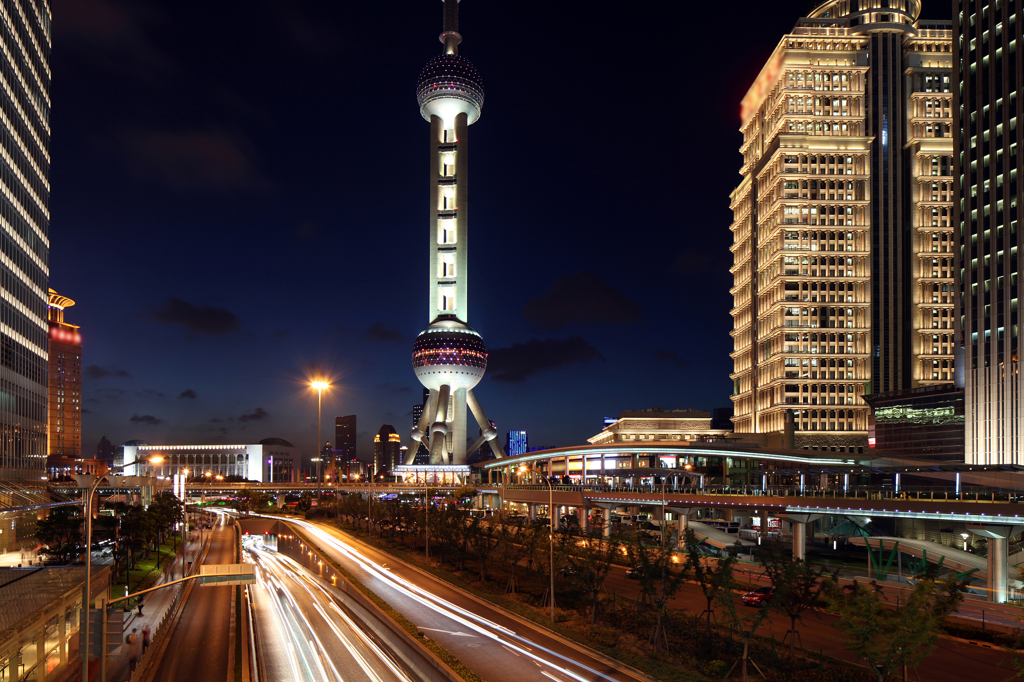 上海是魔都写一篇文章