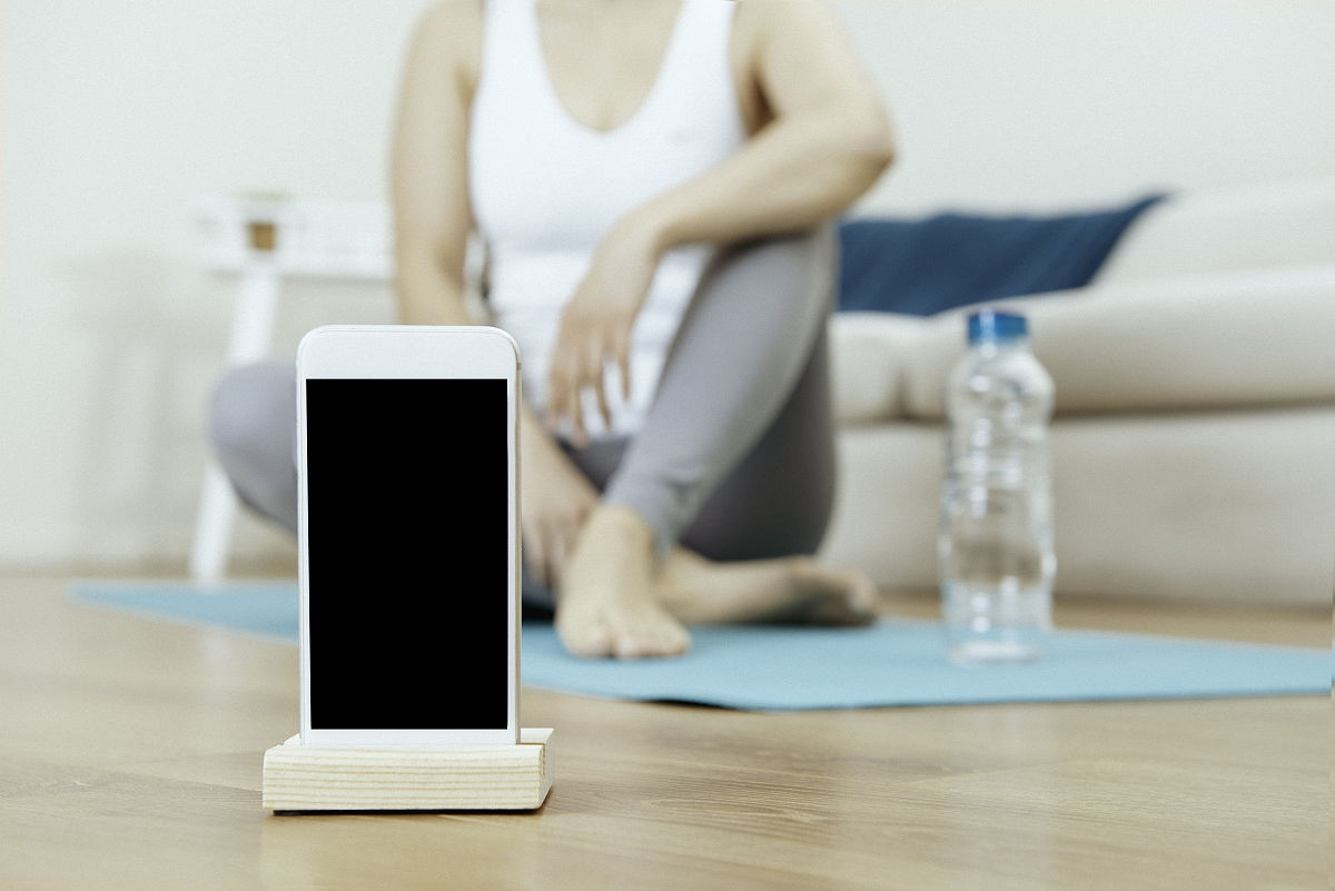 在我的课程报告中许多人并没有健康使用电脑和手机。请为此得出一些结论并提供一些改善这个现象的方法