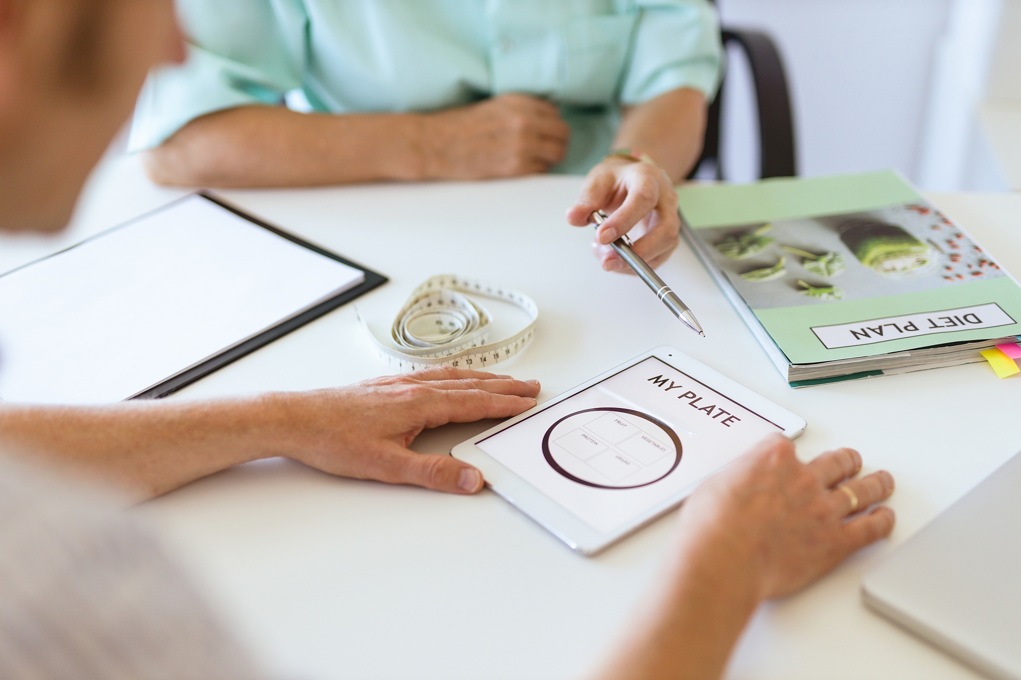 根据黄仕明等的研究9糖尿病专科护士在自我饮食管理指导过程中采取有针对性的护理干预特别是在饮食管理方面对控制病情的发展至关重要。实践中发现糖尿病专科护士使用手掌法则进行指导更容易被患者接受每天合理搭配膳食对控制血糖的效果比药物治疗更显著。此外结合心理干预和运动训练可以在较短时间内使早期糖尿病患者的血糖水平控制在理想状态避免进一步恶化从而大大减少糖尿病相关并发症的发生提高患者的生活质量。廖中杰等的研究