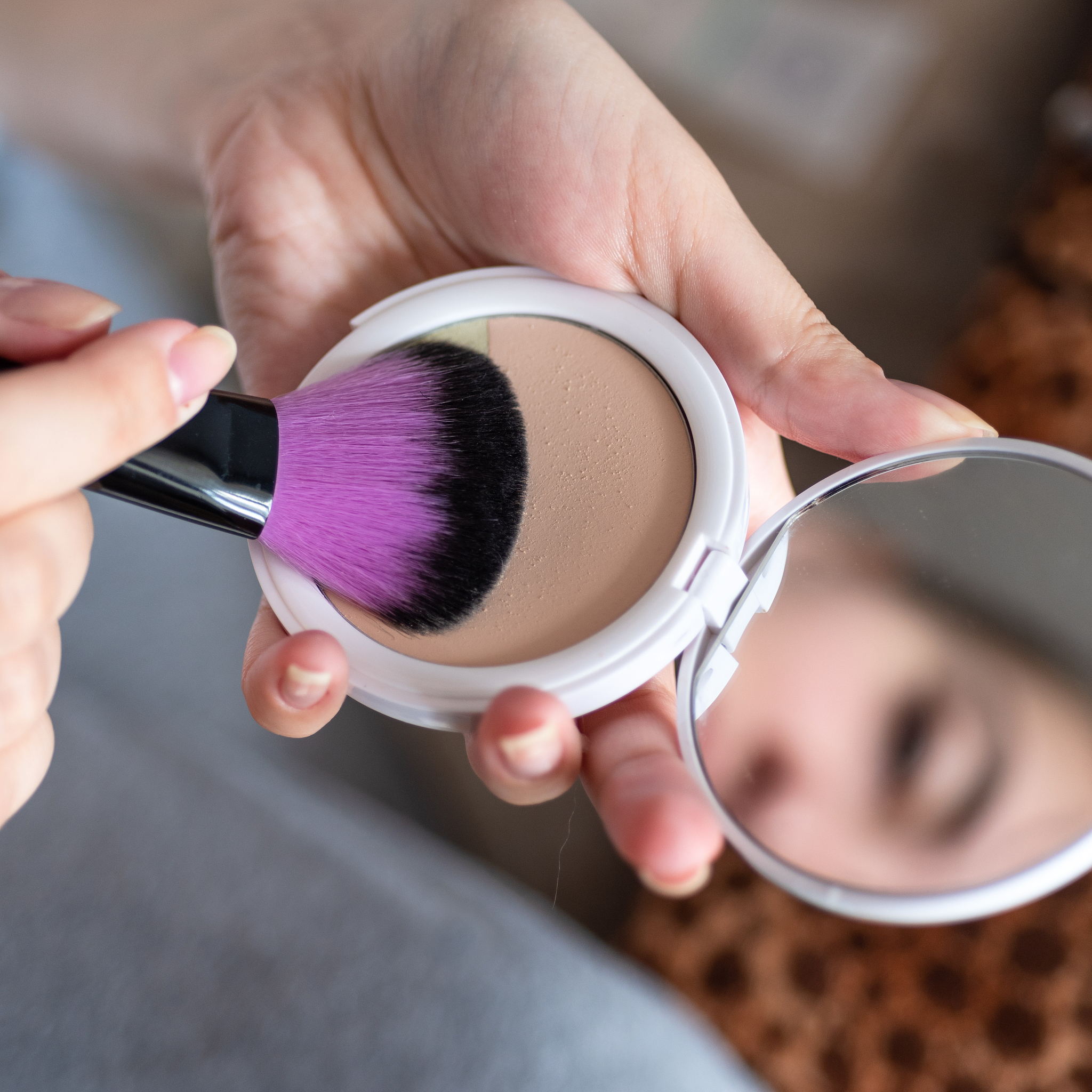 矿妍两用散粉需要搭配什么样的刷子使用？