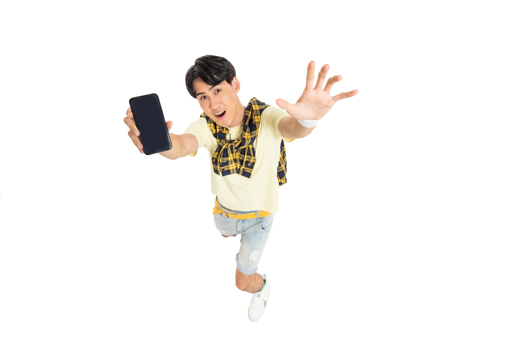 仰着头的年轻男生