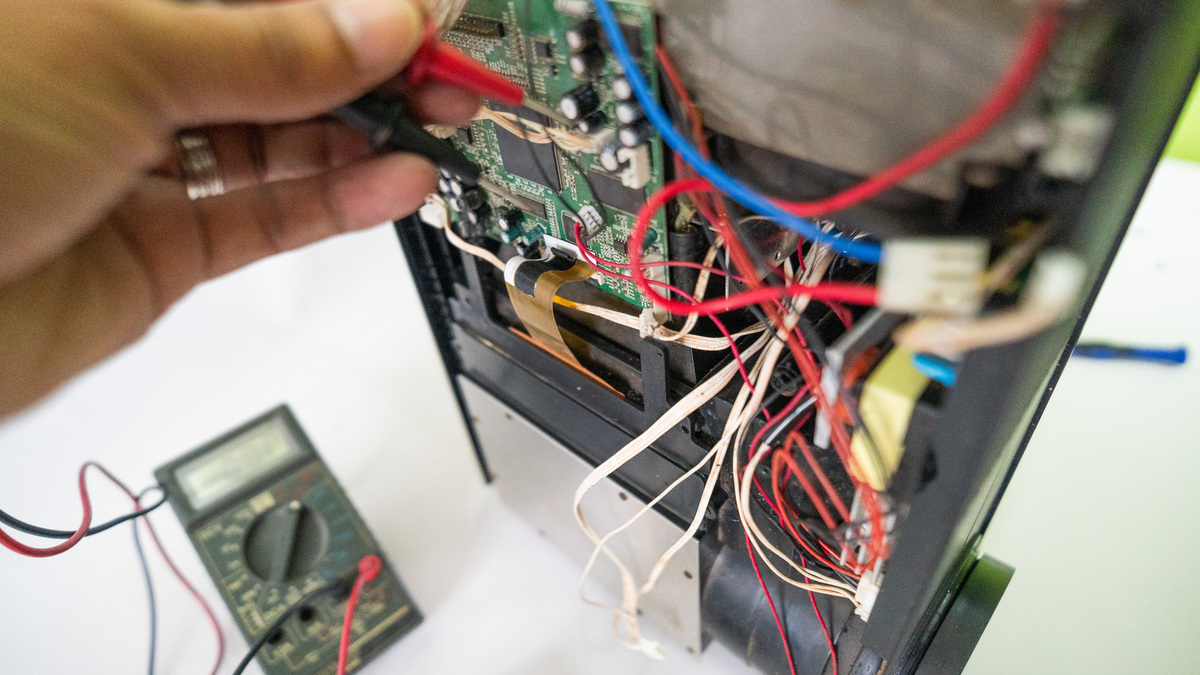 电脑电源发出吱吱响怎么回事