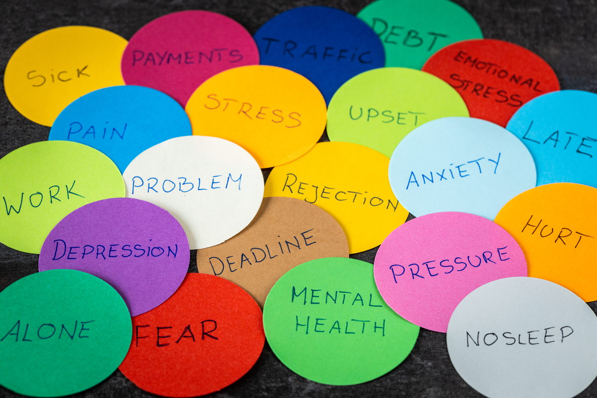 从幼儿园教学角度写150字英文小记描述学生表现今天我们学习了Color and Shape Recognition在户外寻找不同的形状Koukou在户外仔细的寻找像探险般时不时看到植物和小虫子动物呢她越来越勇敢真棒