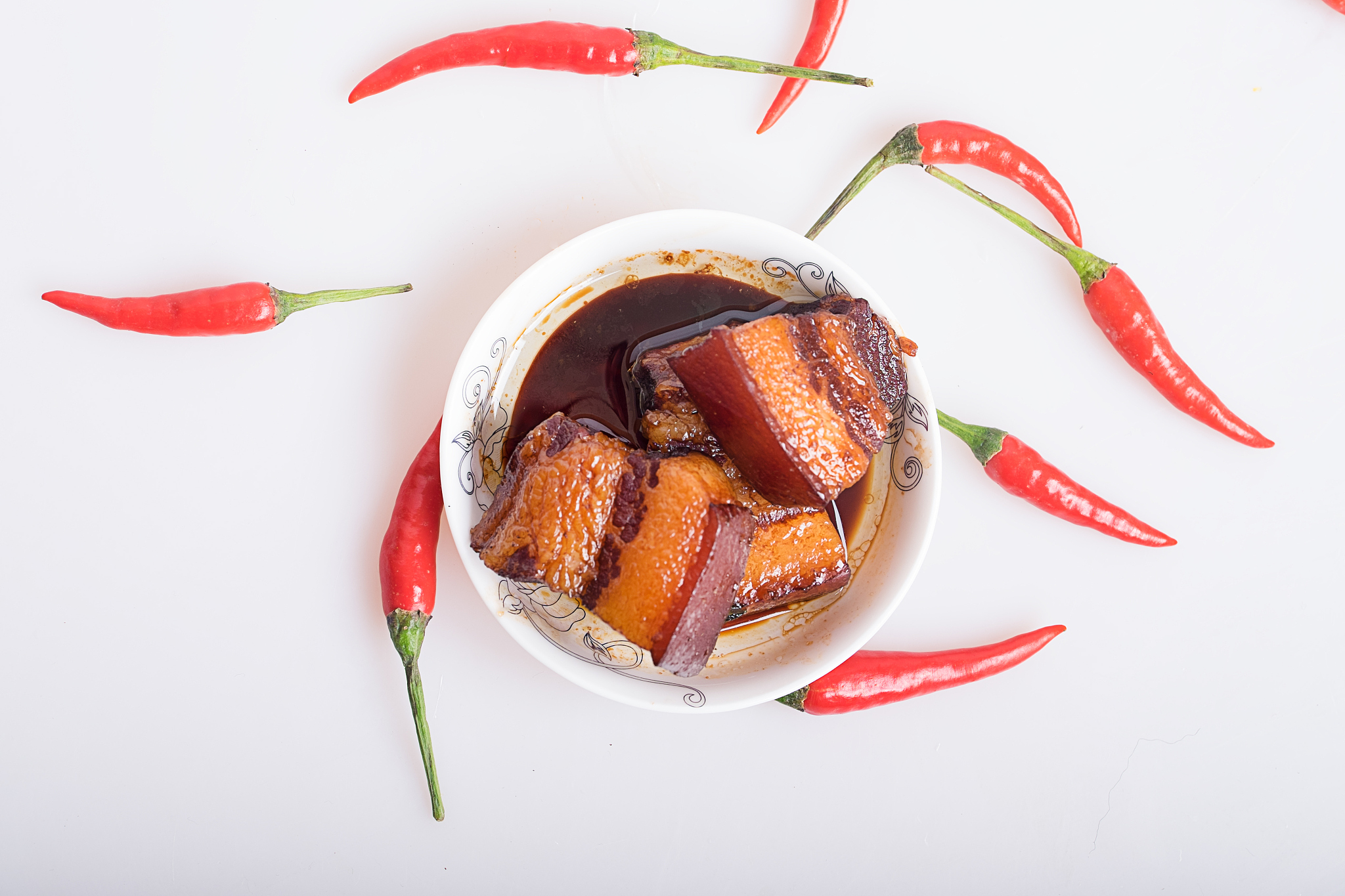 焦糖化反应焦糖化反应是指在高温下含有糖类物质的食品被加热时糖类物质分解并发生一系列复杂的化学反应形成具有独特色、香、味的物质。焦糖化反应是烹饪中非常重要的一种化学反应有助于提高食品口感和美观性如糖浆、焦糖色等就是通过焦糖化反应产生的。但过度焦糖化反应也会使食品变得苦涩或焦黑影响美味程度。其英文怎么说红烧肉中起主导的是美拉德反应还是焦糖化反应为什么？The English term of 焦糖化反应