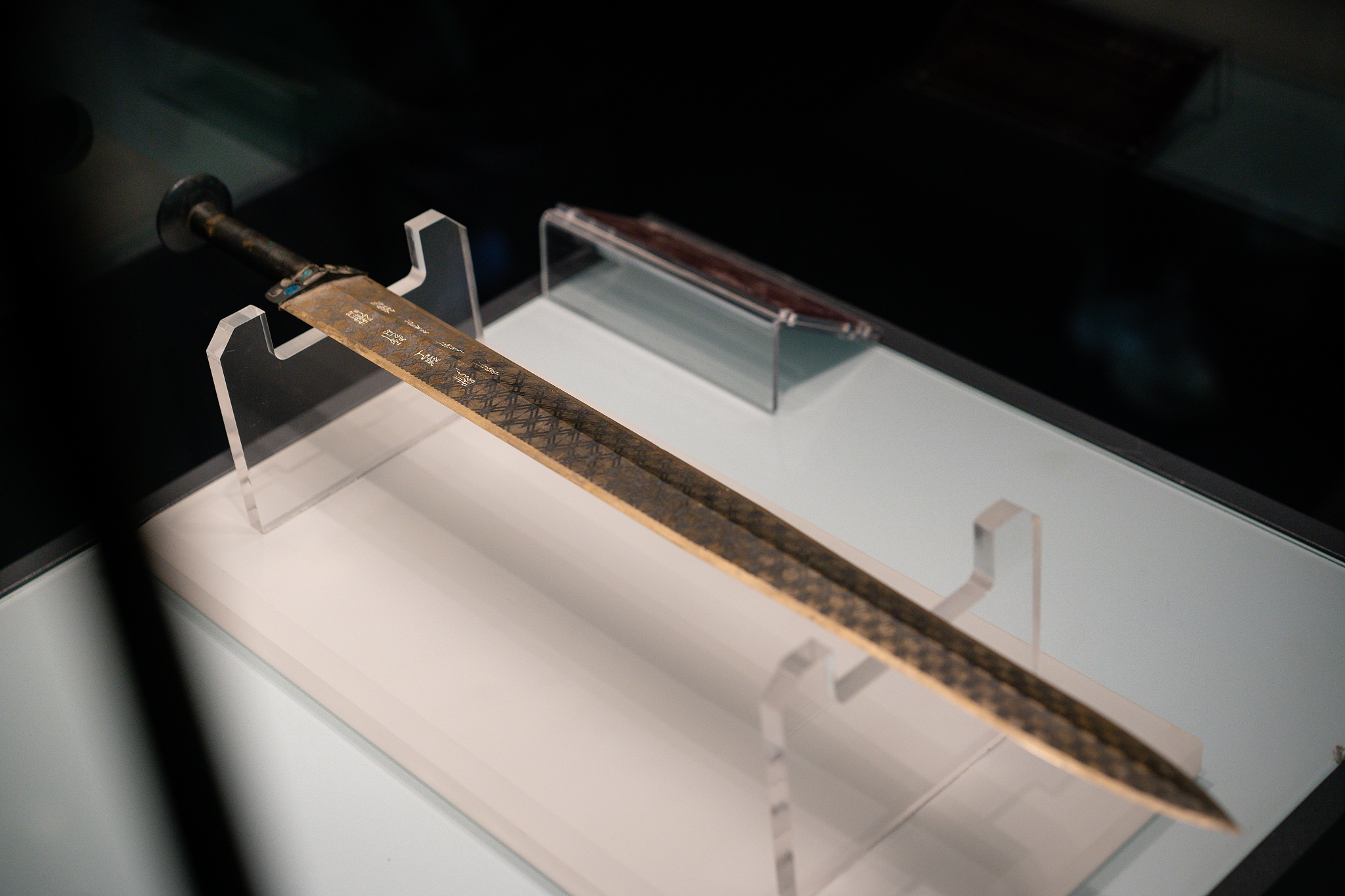 秦始皇为什么喜欢收集名剑？