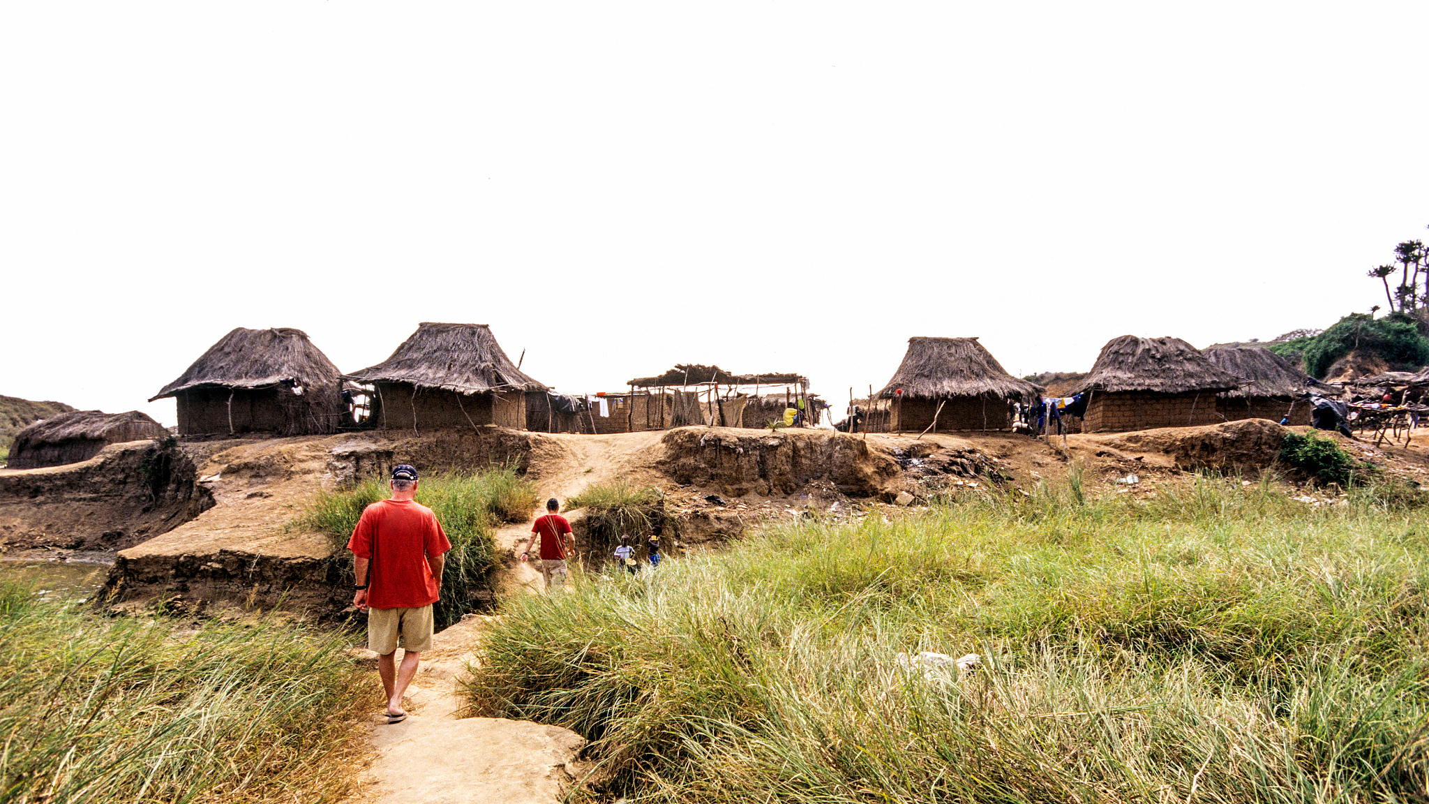 人类文明并非唯一：海岛丛林部落展现多样生活方式