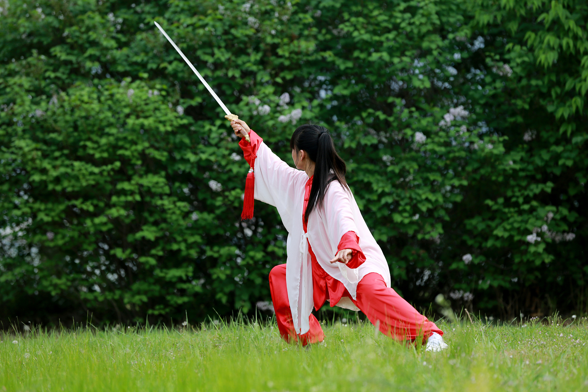 青年女子太极剑