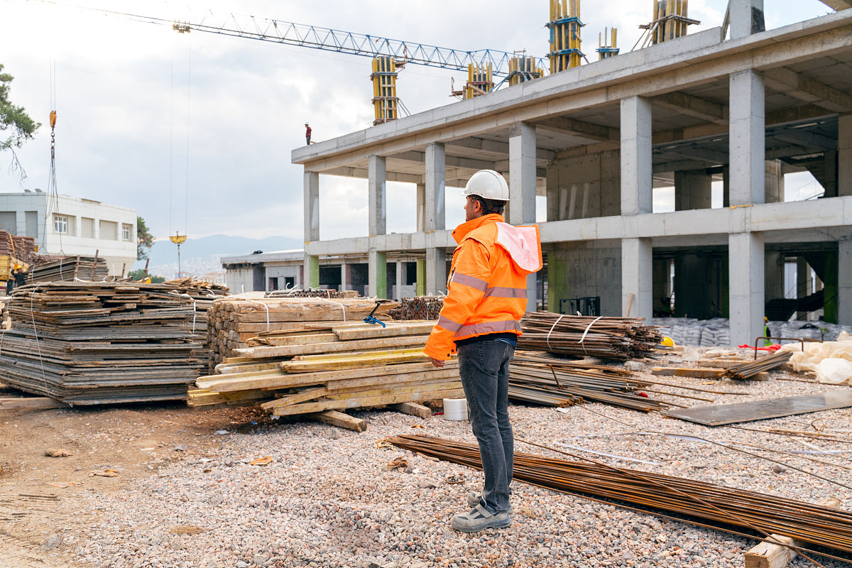 在整个建设领域工程项目进度管理都有着举足轻重的地位它不但是工程管理中的一个主要构成部分而且还与施工质量控制、施工成本控制形成了三足鼎立的局面两者之间存在着相互制约和联系。西咸新区如家新世界宾馆从开工到工程完工有人为、技术、材料及设备等方面的原因；由于资金、气候、机械及环境等方面的原因使得施工进度受到了很大的制约。基于以上现状论文以如家新世界饭店为中心以项目建设为中心深入剖析了项目建设过程中出现的问