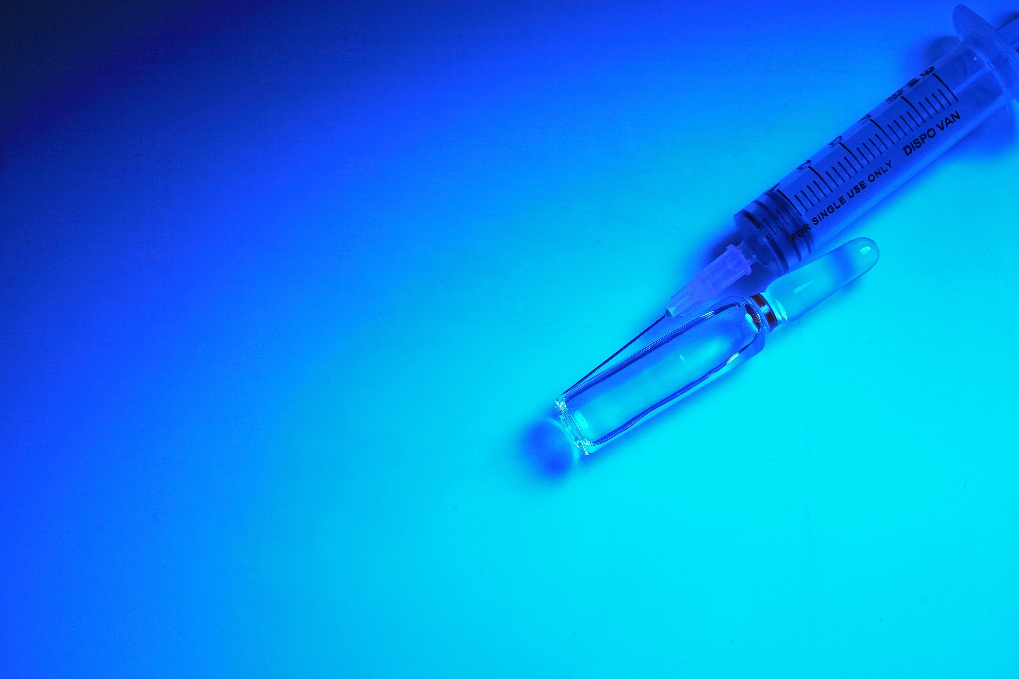 你好我打算写一份发明专利的技术交底书主题是通过降低与胰岛素受体的亲和力设计、开发新型长效胰岛素类似物以提高时效提供病人的依从性。您能不能围绕以下几点描述一下本发明的技术优势和应用前景？1、新型长效胰岛素类似物的优势和特点2、在糖尿病治疗中的应用前景和潜在市场