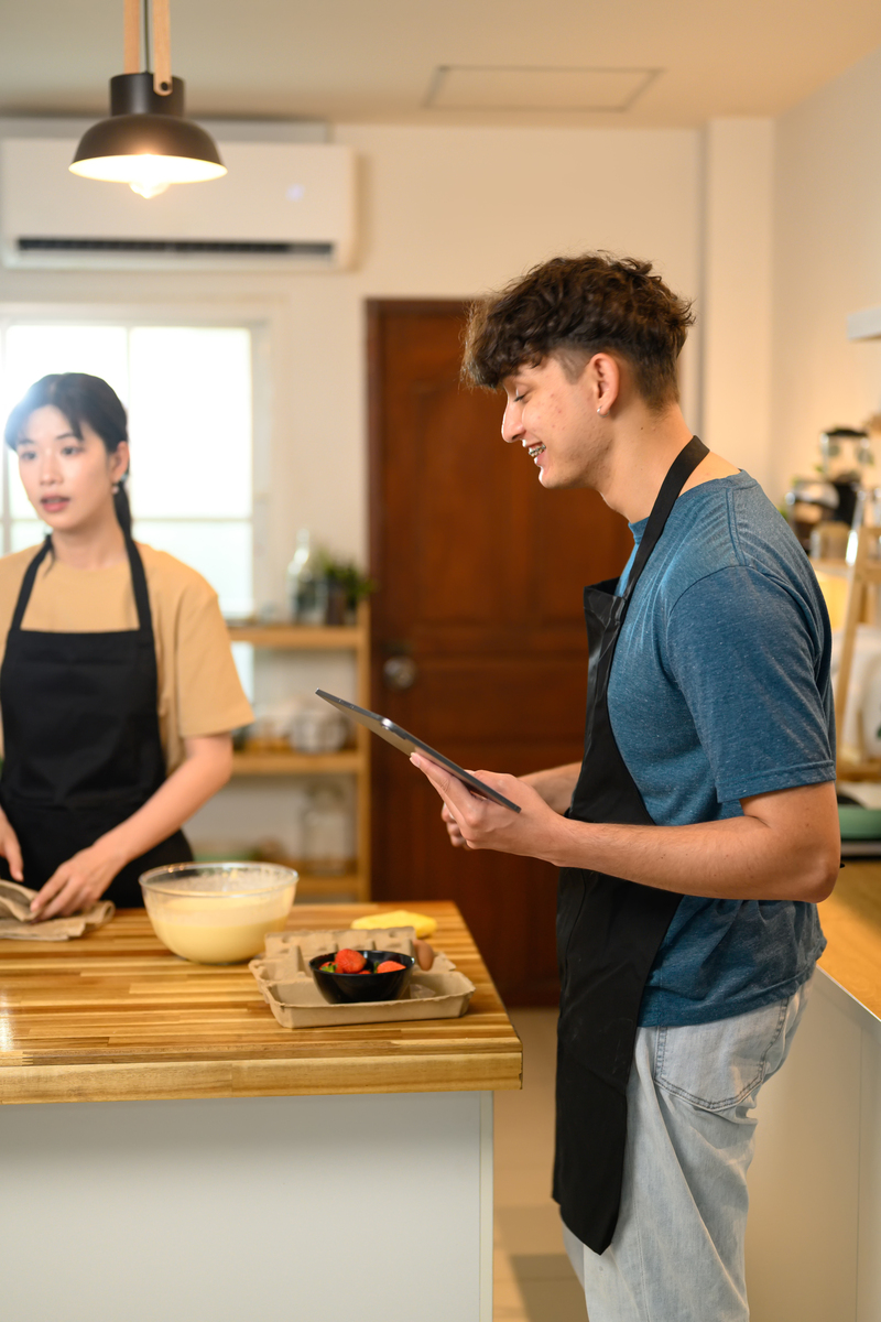 明星情侣酒店厨房秀，分工合作默契十足！