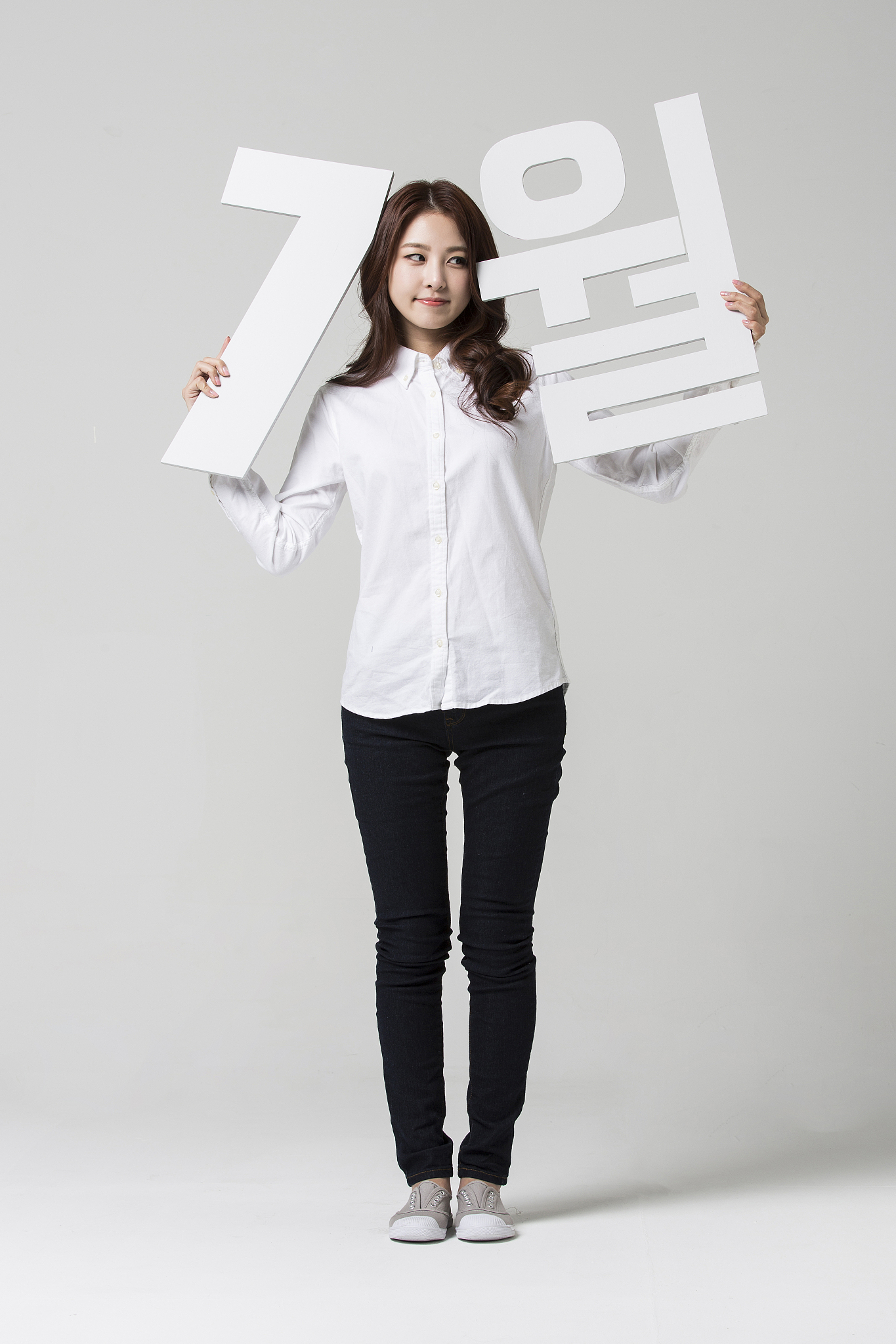 woman holding july sign in korean