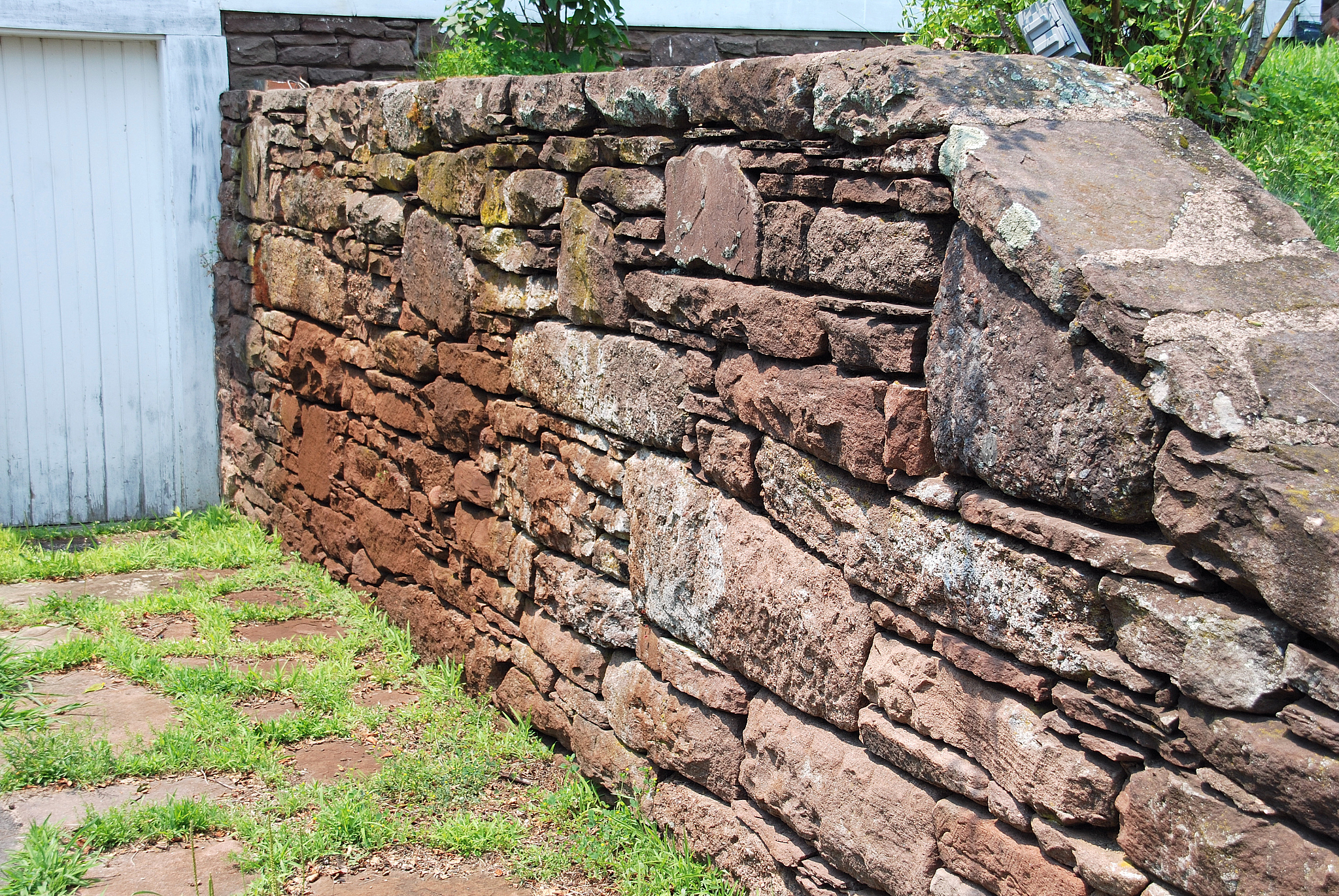 石头砌墙人工多少钱一立方帮我用200字详细描述