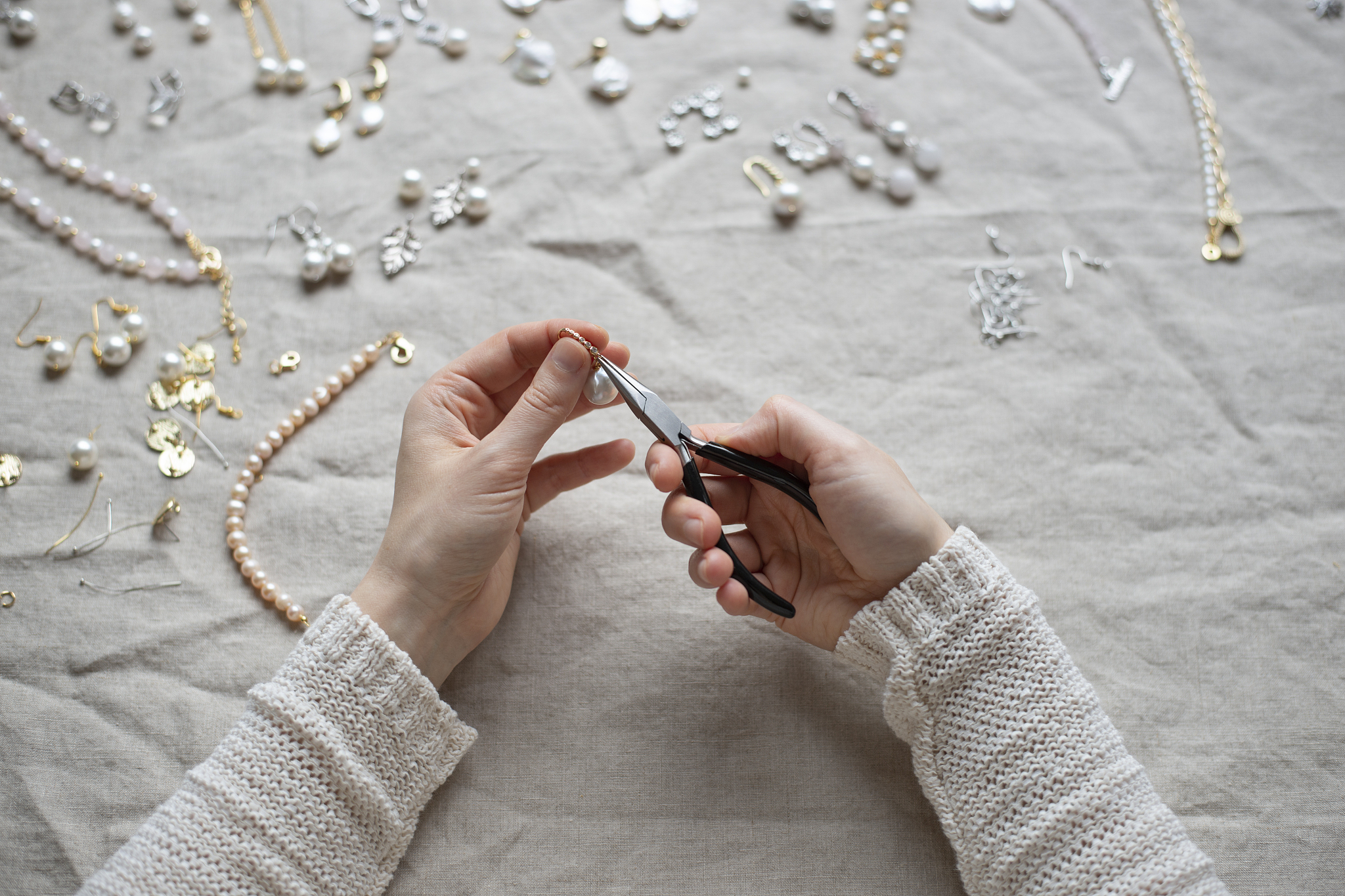 首先你作为艺术设计与珠宝学院工艺美术专业的老师