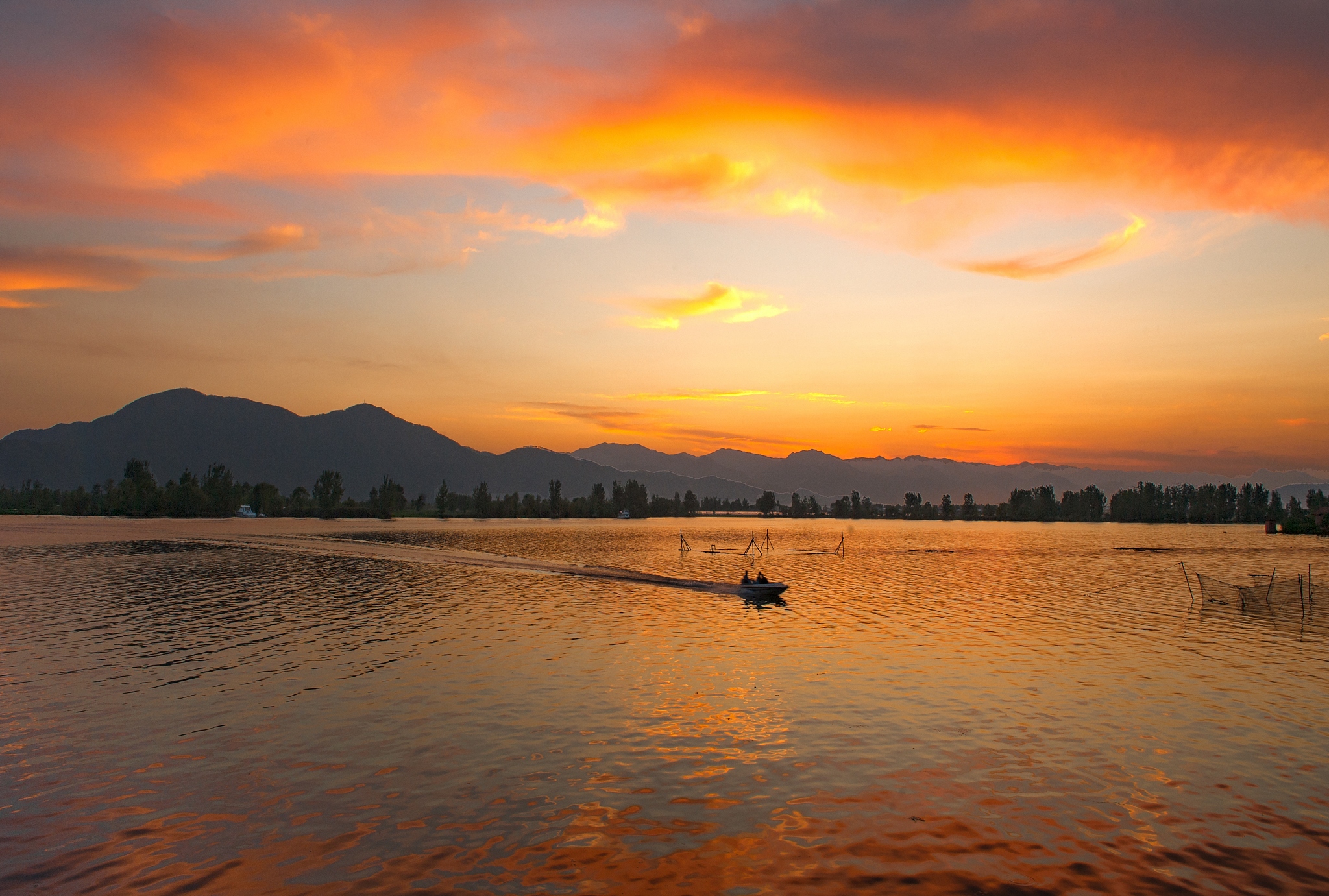 文生图广东水乡鱼塘落日美景