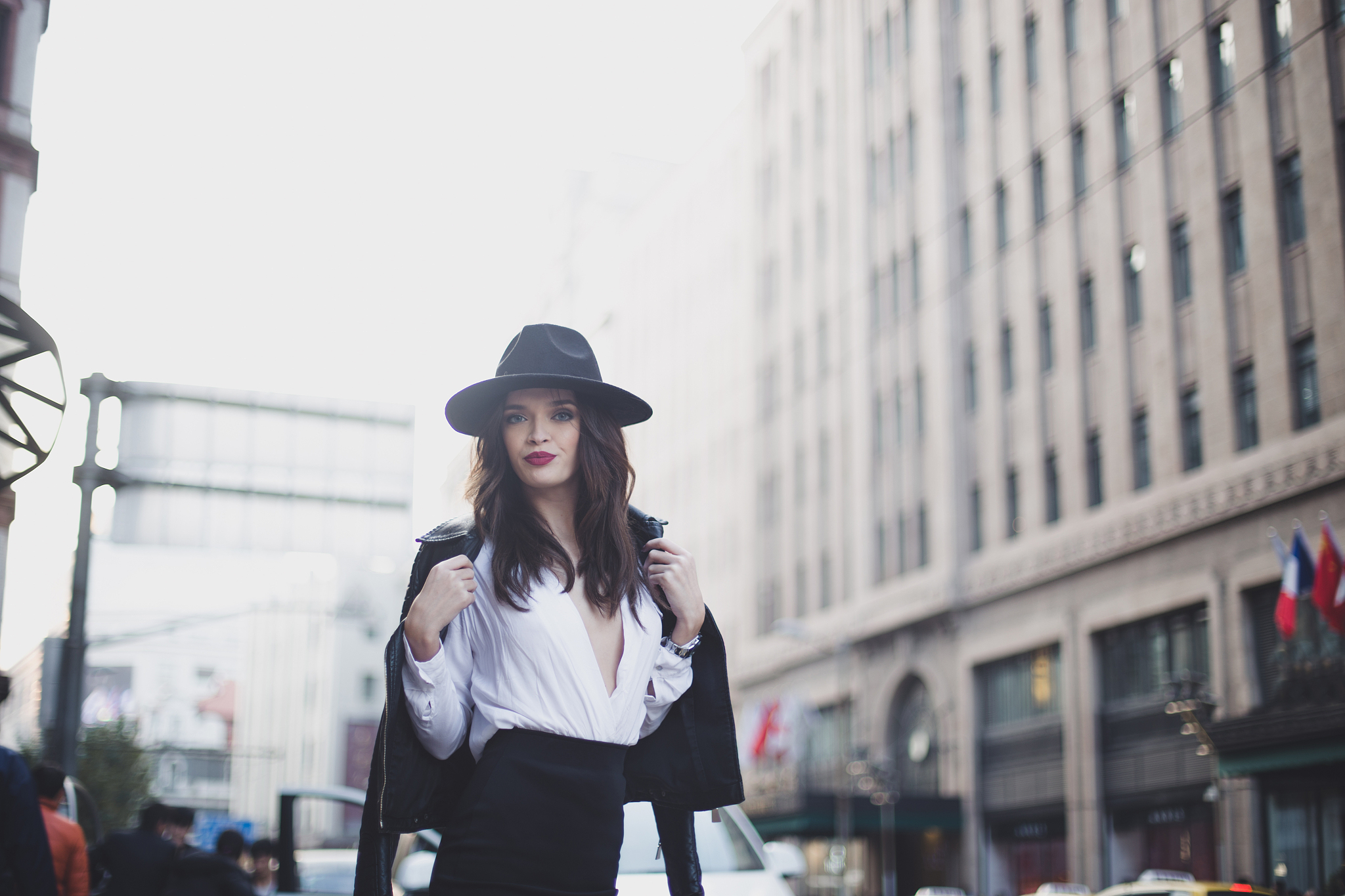 阳光都市时髦大片：解锁现代建筑外景服装拍摄灵感