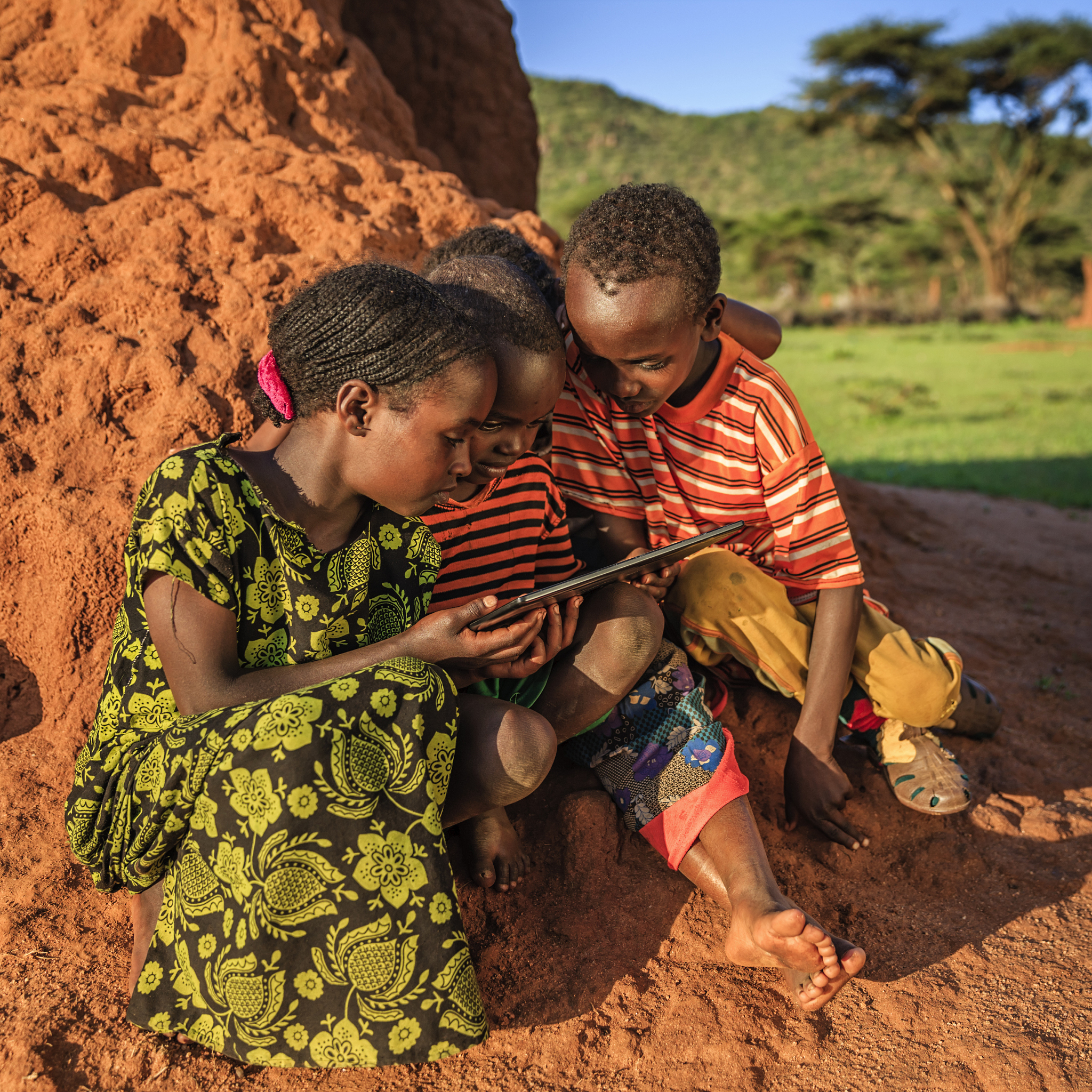 重下整理下面的文字让其更通顺和符合逻辑：非洲大陆土地面积大约三千万平方公里人口数目十四亿 拥有丰富的自然资源和巨大的发展潜力。但提到非洲人们对它的印象大多是落后与贫穷。那么非洲到底有多贫穷呢？实际上在过去的 25 年中非洲的贫困人口从278 亿增加到413 亿。在非洲一些富裕国家贫穷人口也在大幅上升。一半以上的非洲人口至今还没实现基本的人类需求例如清洁水、电等而撒哈拉以南非洲四分之一的人口营养不良