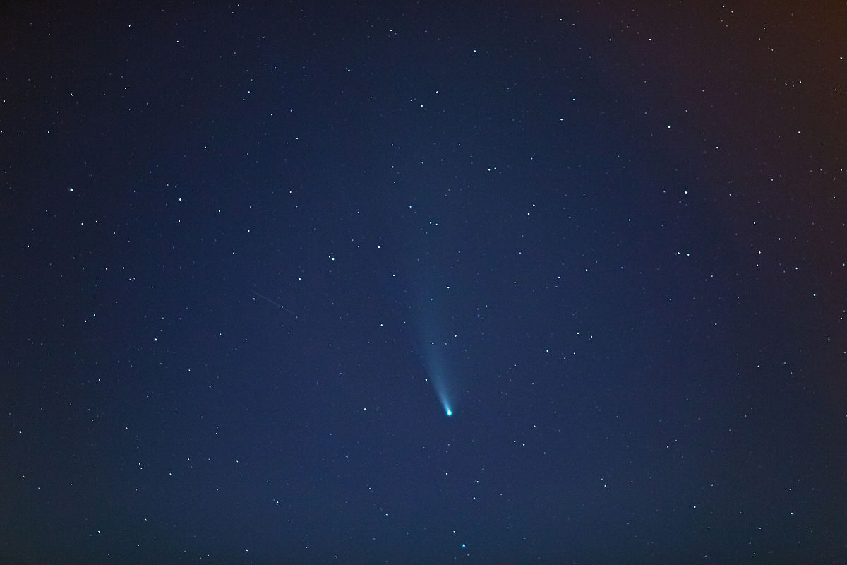 夜空中的彗星.夏天的星空.天上的星星.美丽的夜晚景观.长时间的曝光.