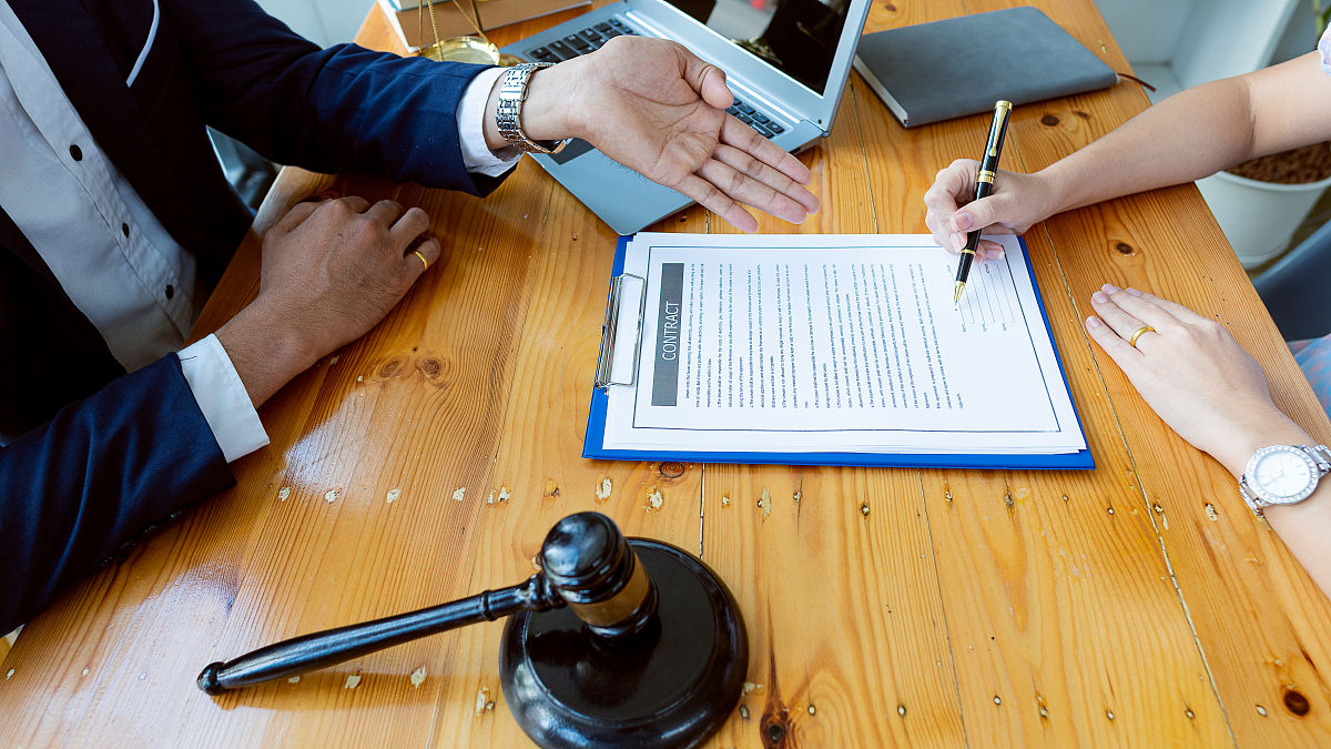 请续写：交流环节与会成员认真倾听、仔细思考分别从研究方向的确定、论文的高效推进、公务员考试的复习备考等方面与毕业生展开交流。一次次耐心的解答饱含着毕业生对在读师弟师妹的关爱与期望；一声声真挚的感谢流露出在读硕士生对毕业师兄师姐的不舍与