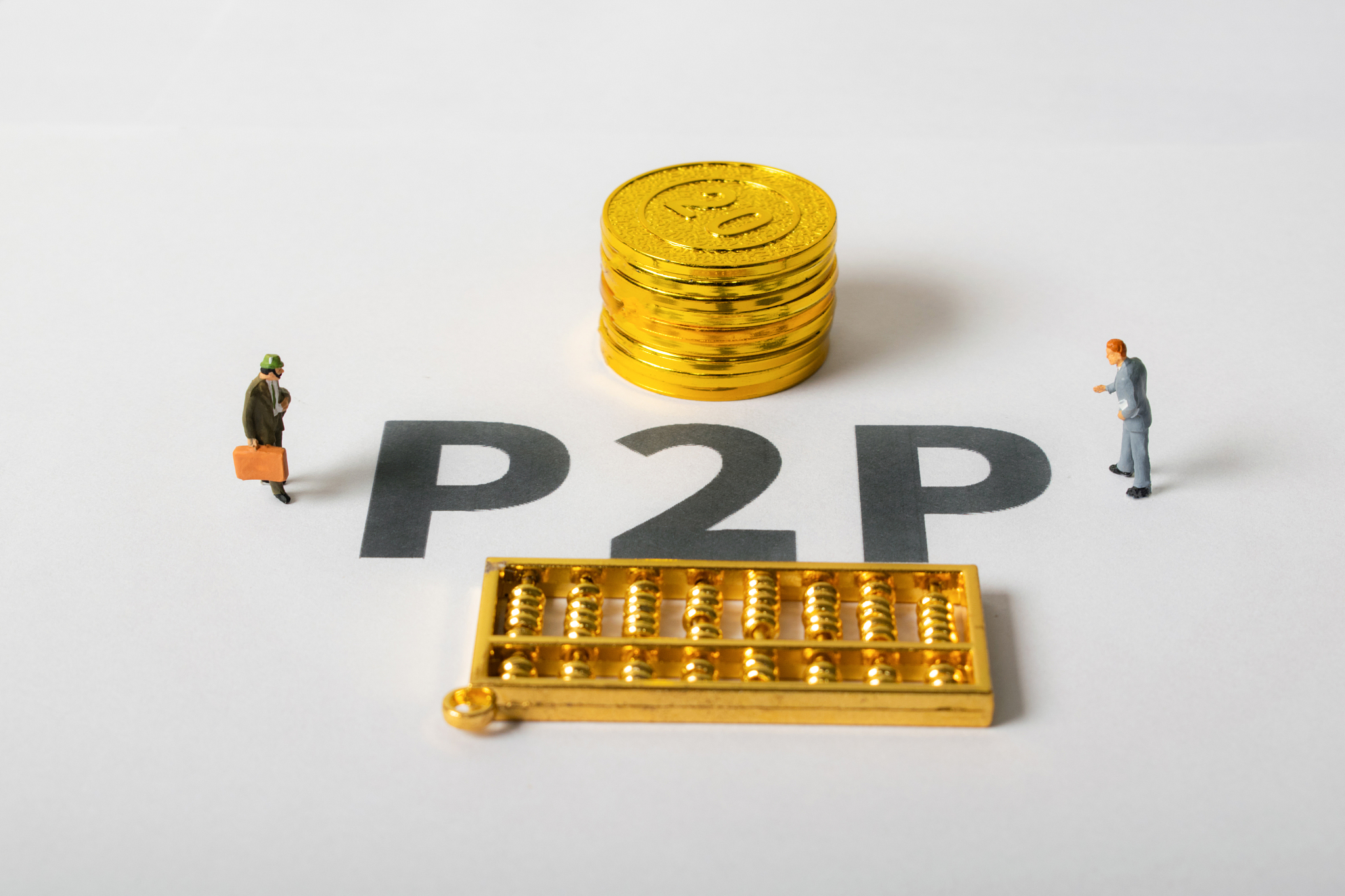 商务人士站在互联网金融p2p商业模式前思考投资