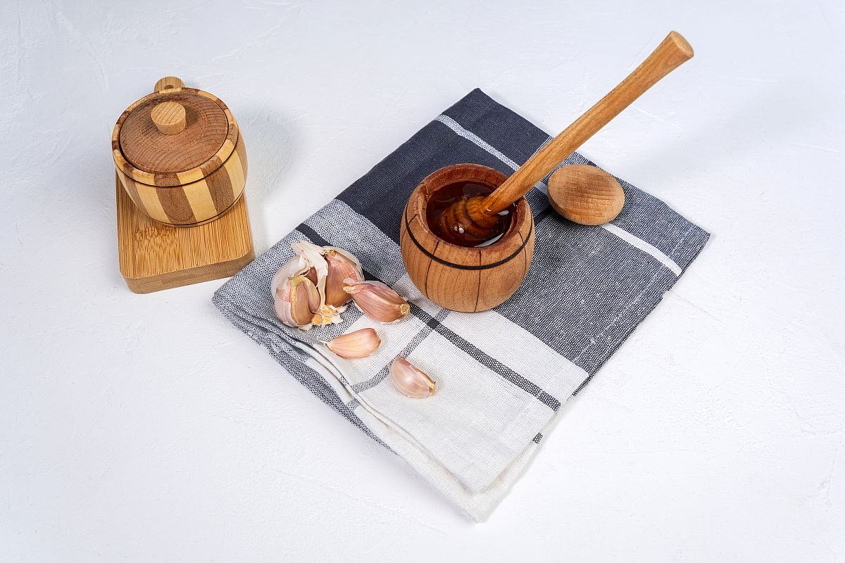 幽门螺杆菌感染7亿人，大蒜蜂蜜真能根治？专家揭秘2种有效方法