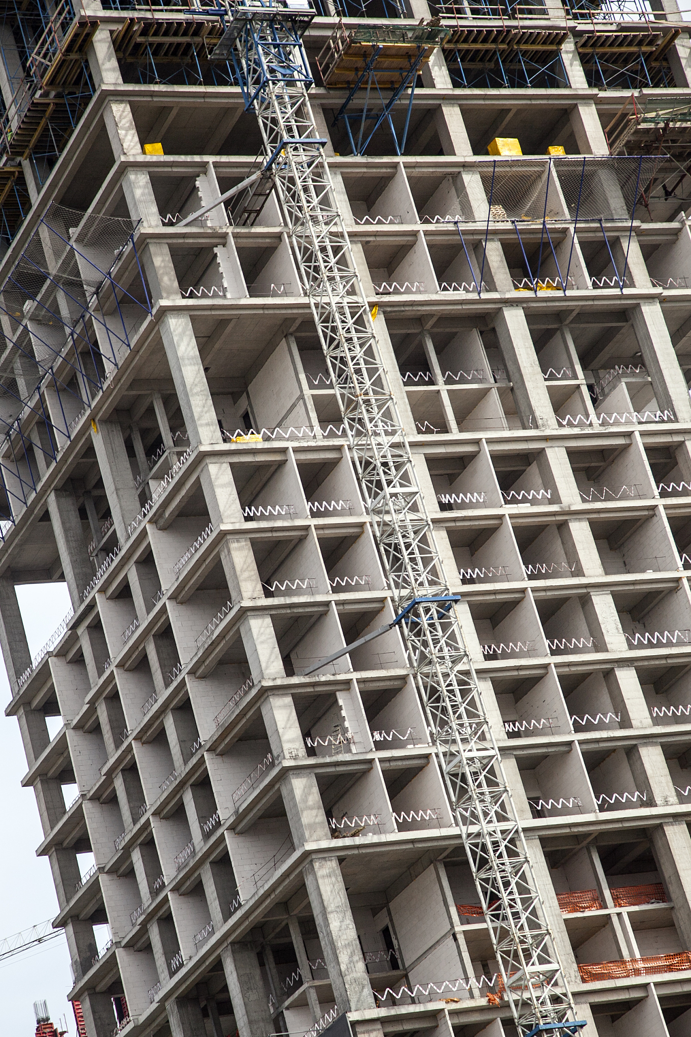 翻译下面一段话：The reinforced concrete columns and steel beams RCS structure which combines the advantages of steel and reinforced concrete components is a cost-effective and efficient form of construction 2
