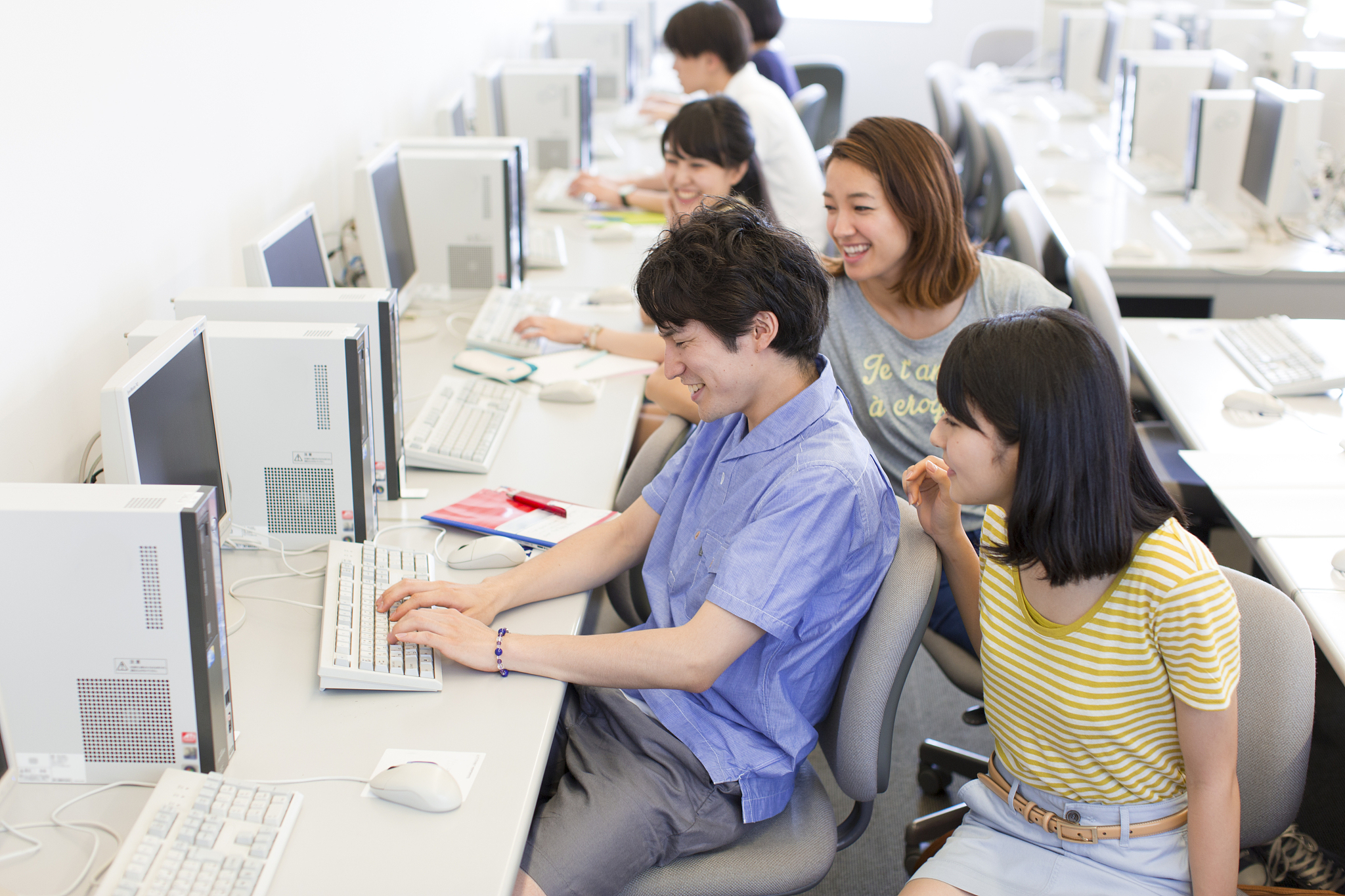 college students studying in computer lab