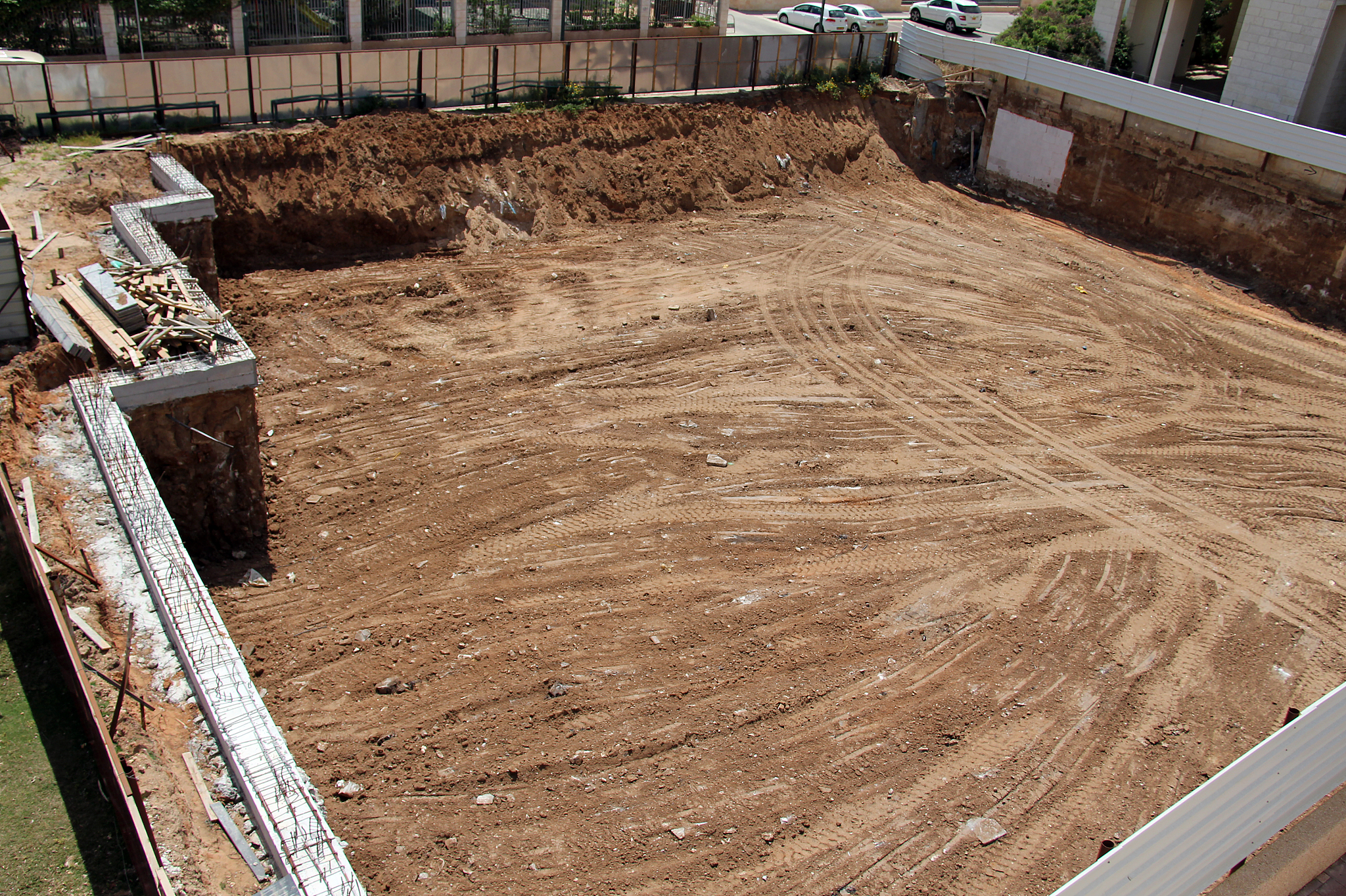 从前有个国家国都的城墙非常平整有一天国王K巡视时觉得城墙这个样子不美观要好好修理一番。你作为施工队的队长要按照国王K给的设计图重修城墙同时又要使得预算最低请你好好思考如何解决这个问题。这个国家的城墙长为n以原城墙高度为0基准线因此国王CYK的设计图可以表示为长为n的一个整数数组ai表示在第i个位置上城墙将加高多少级如果ai是负数表示降低多少级。每次施工你可以对任意一个连续的部分加高或降低一级求最少